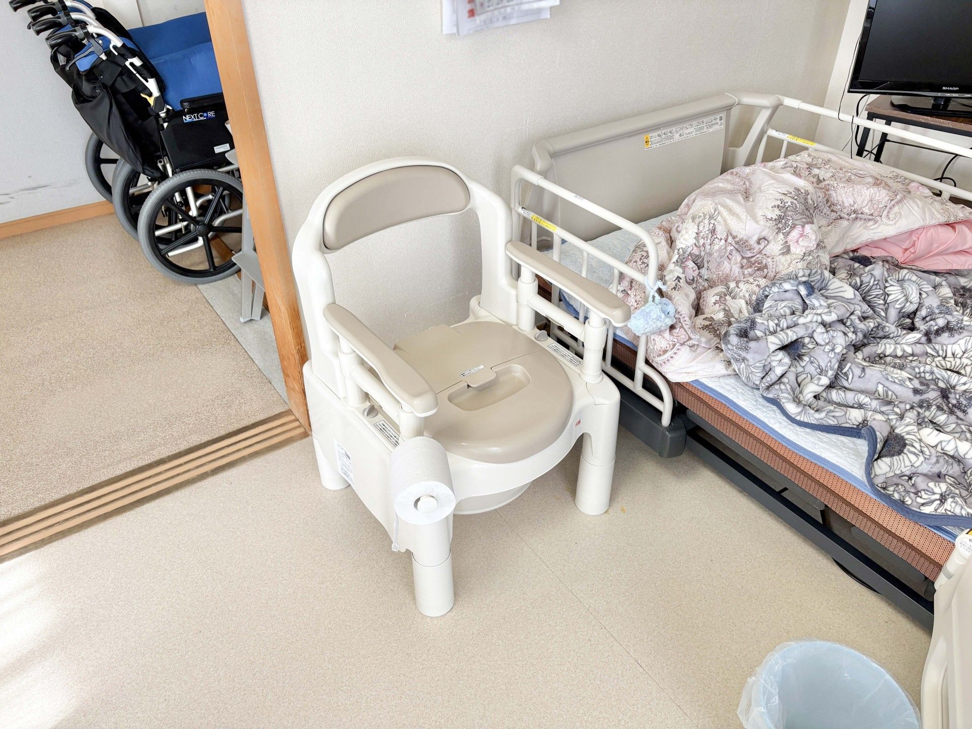 ベッド横の便利な設備