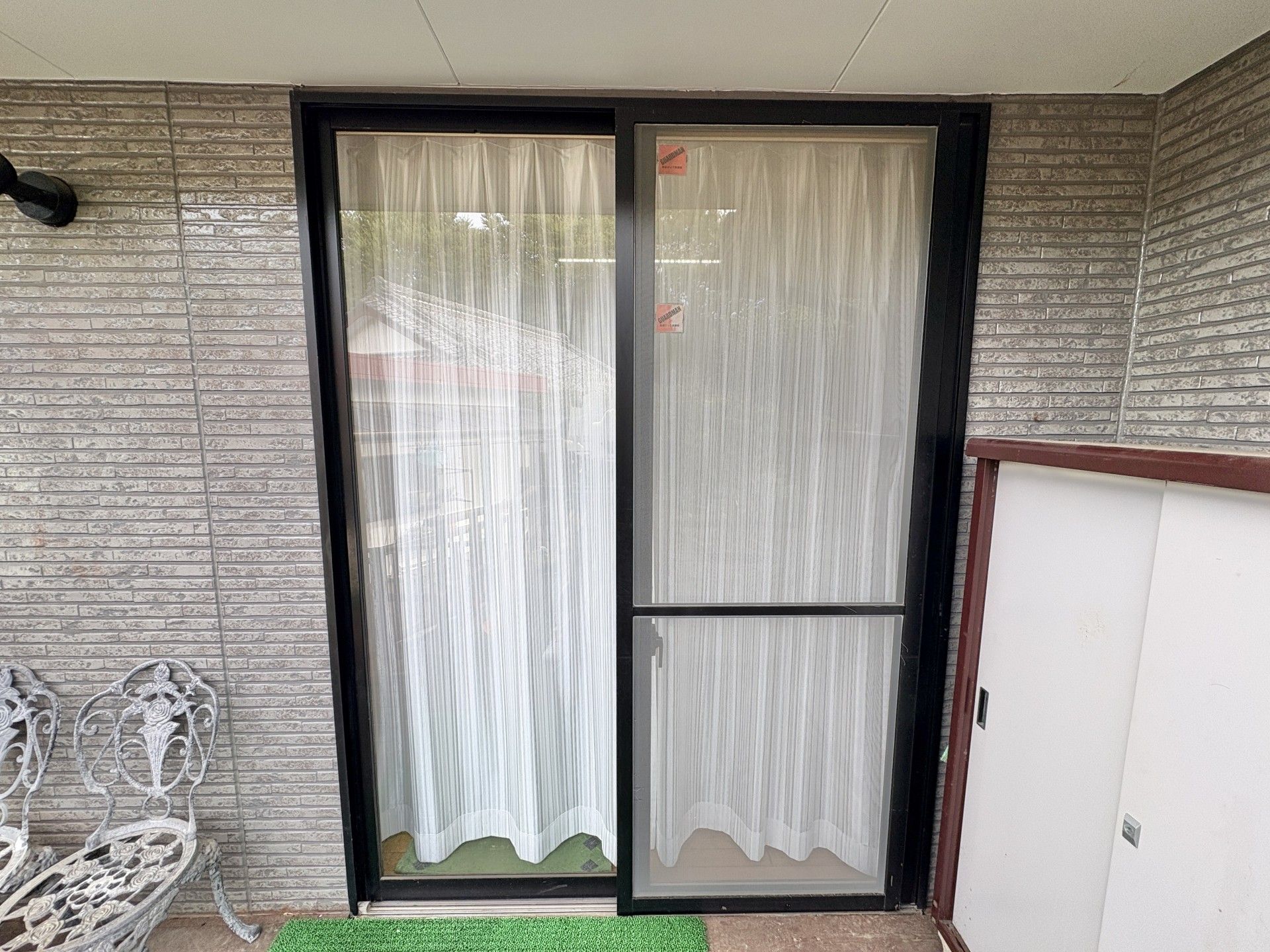 カーテン付きのガラス扉