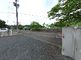 広々とした駐車場の外観