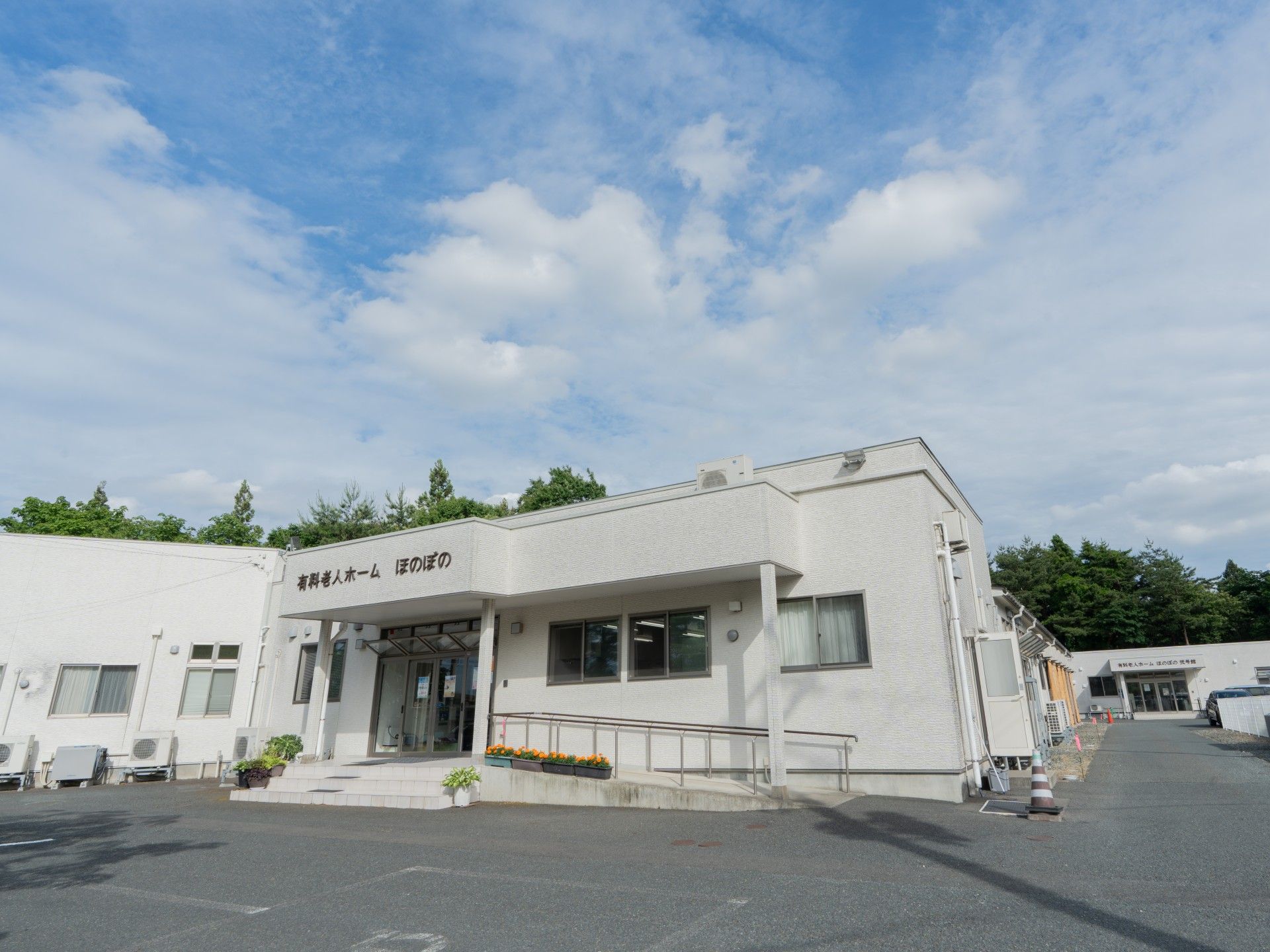 青空の下の建物外観