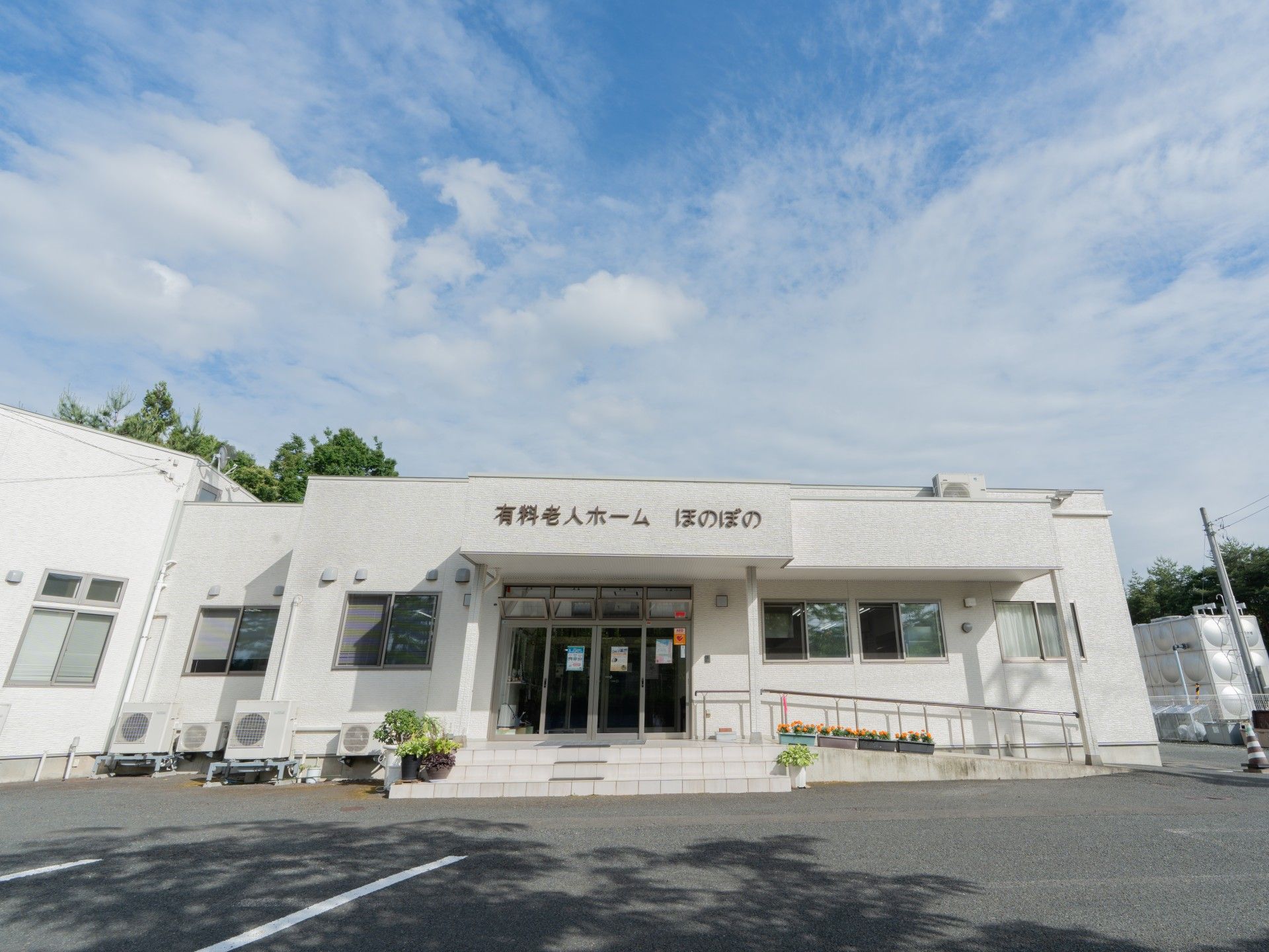 青空の下の建物外観
