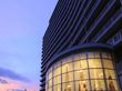 夕暮れ時の建物外観