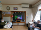 居間でくつろぐ利用者
