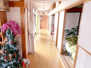 クリスマスツリーや花が飾られた館内。居室のドアはすべて障子となっている。