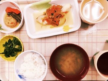 魚料理をメインにした食事例。白いご飯やみそ汁、煮物や和え物もある。