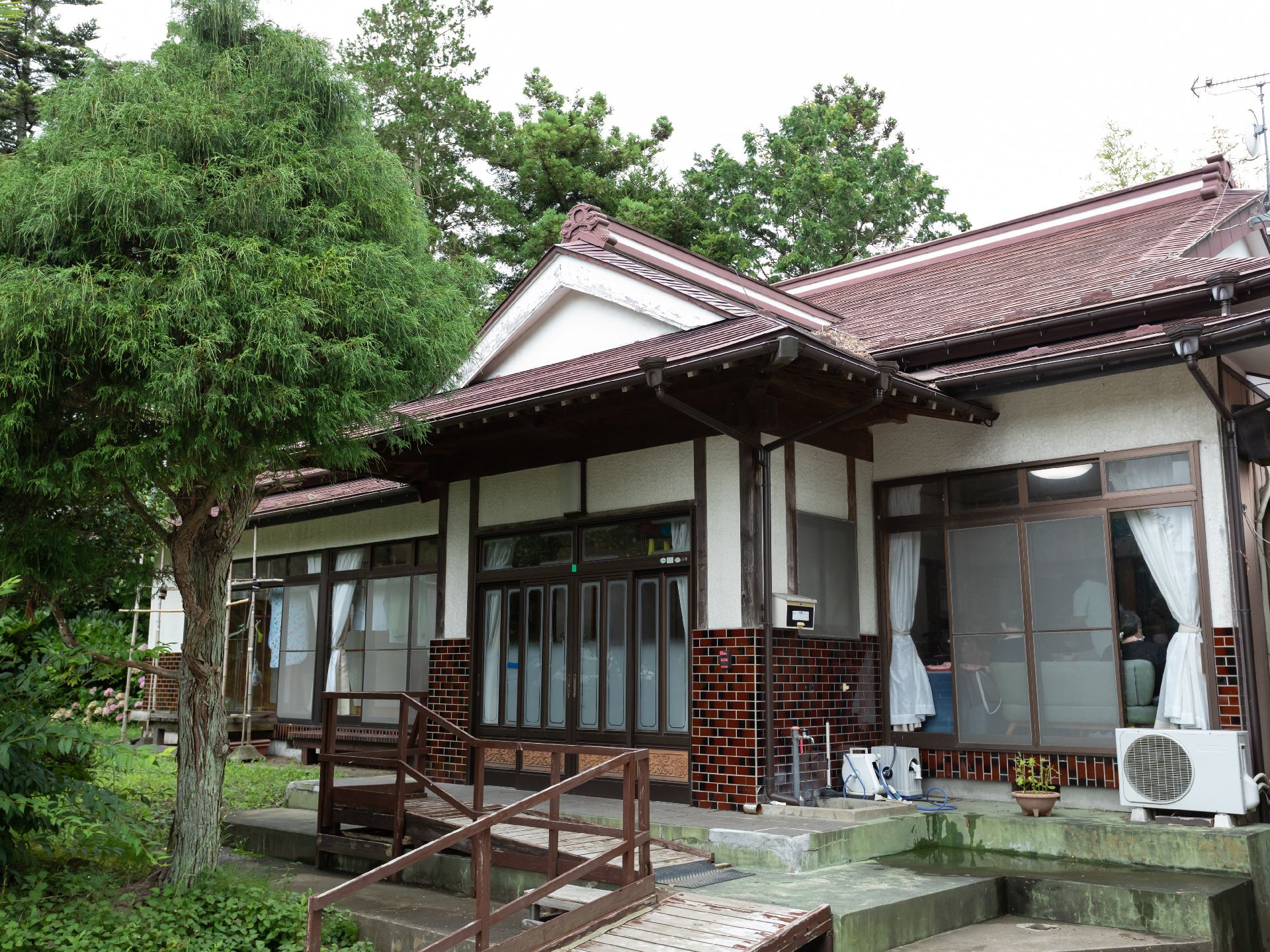 植物の中に立地している古民家