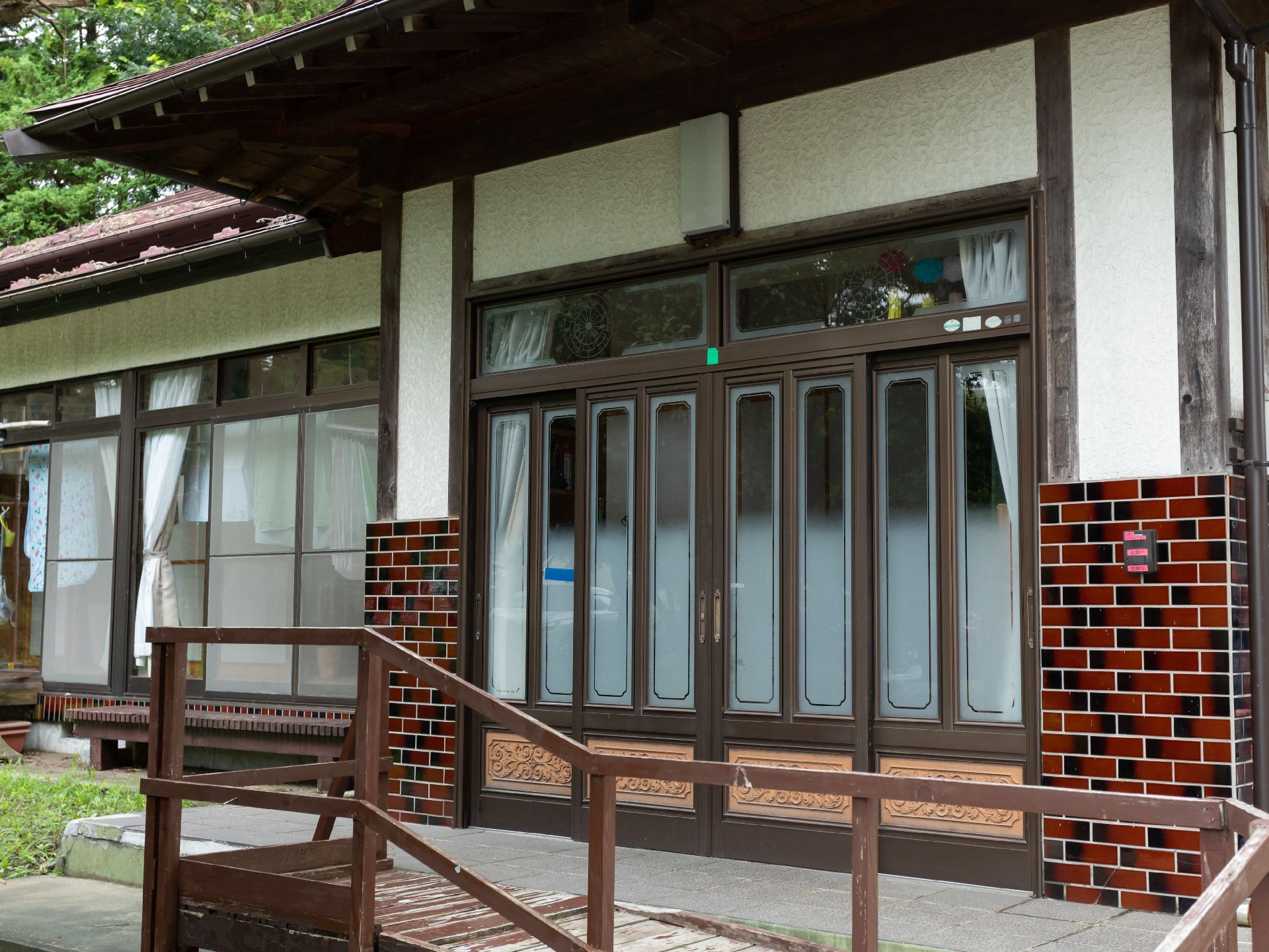 白い壁の建物の入り口