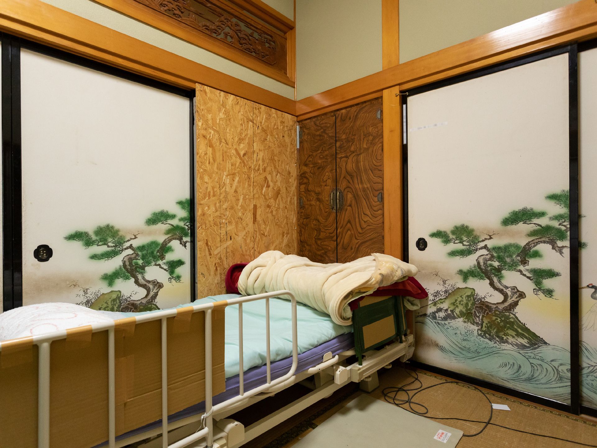 ふすまとベッドがある部屋