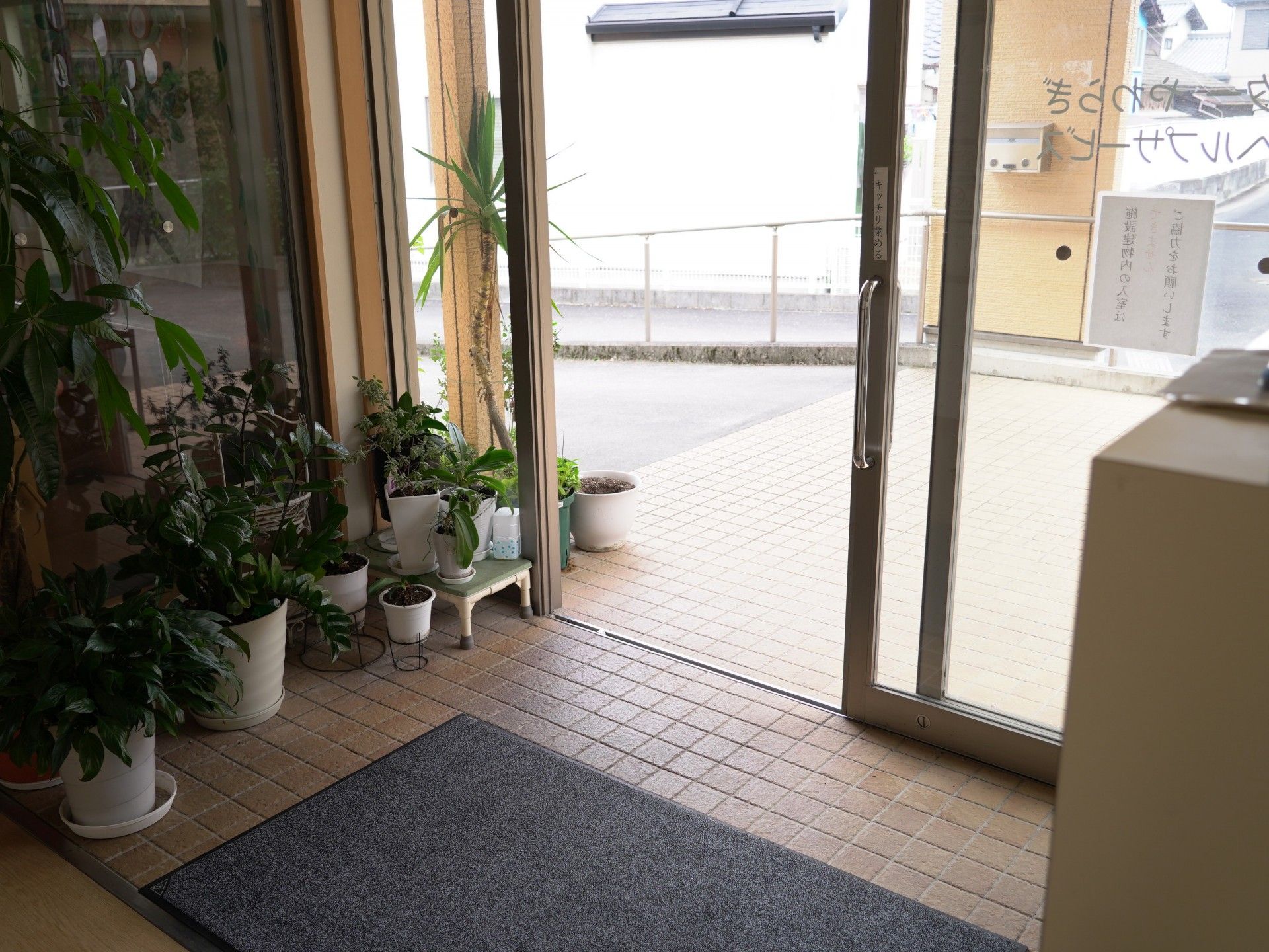 出入りしやすい明るい玄関