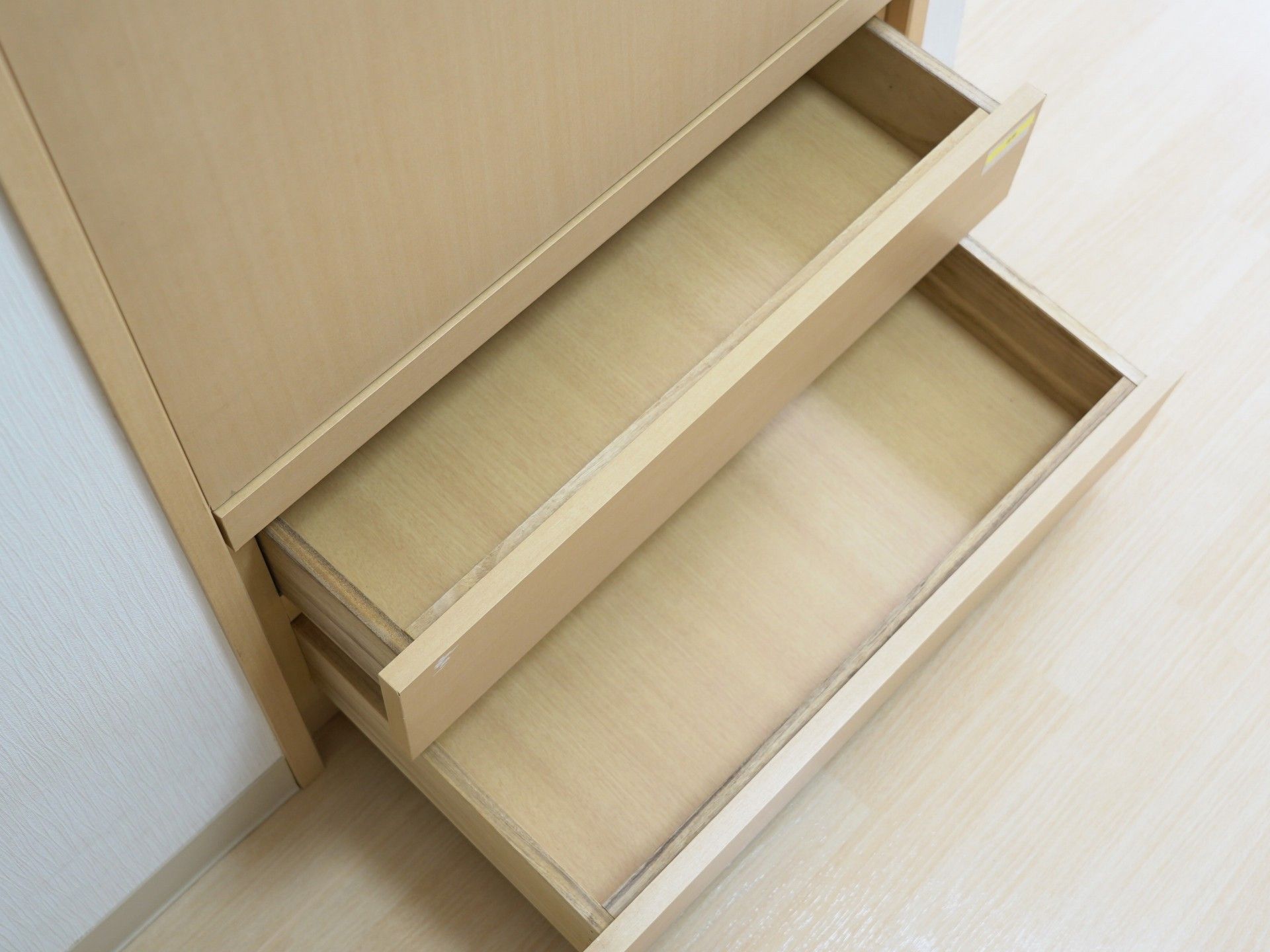開いた木製の引き出し