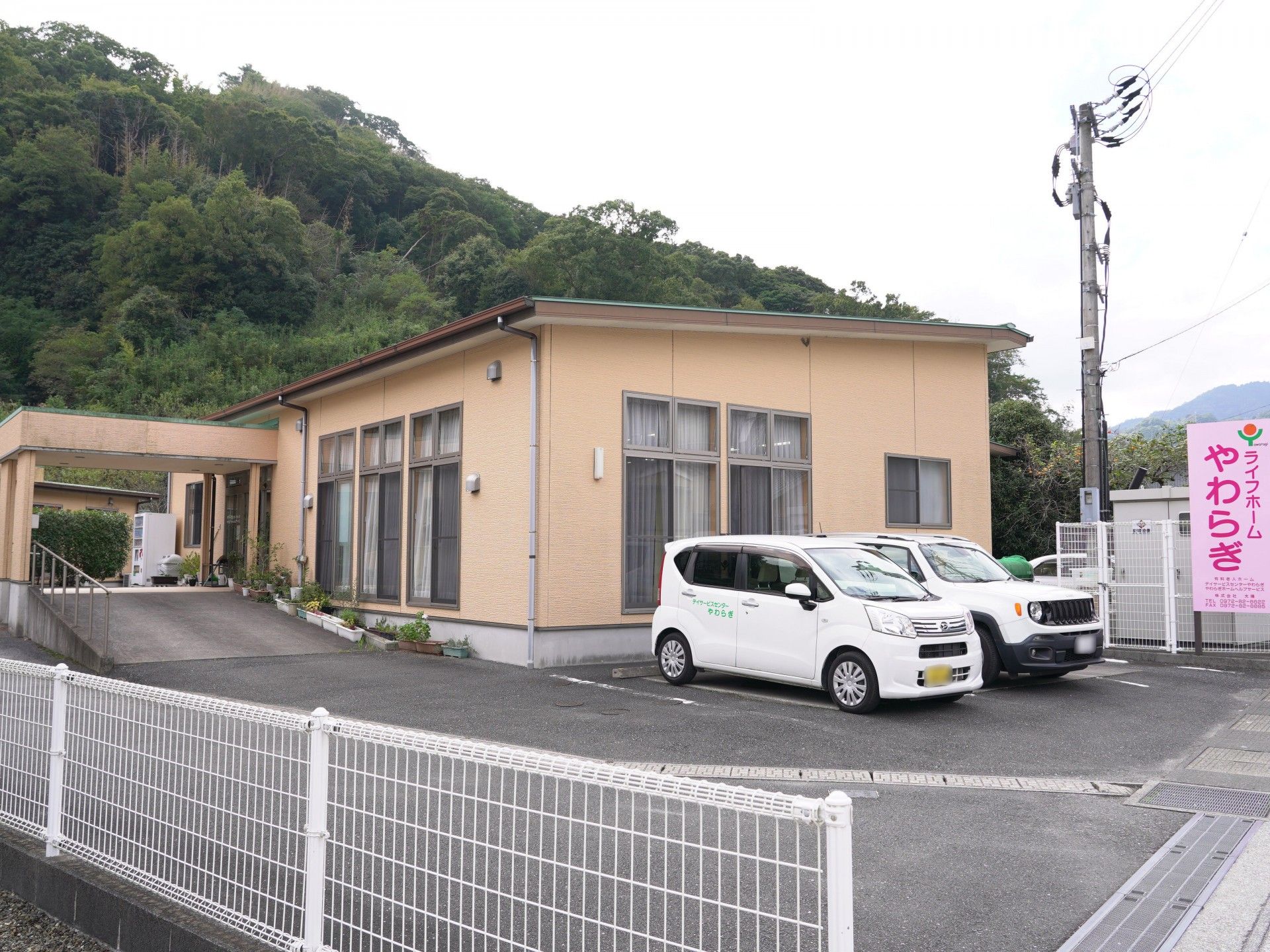 ゆったりとした外観の建物