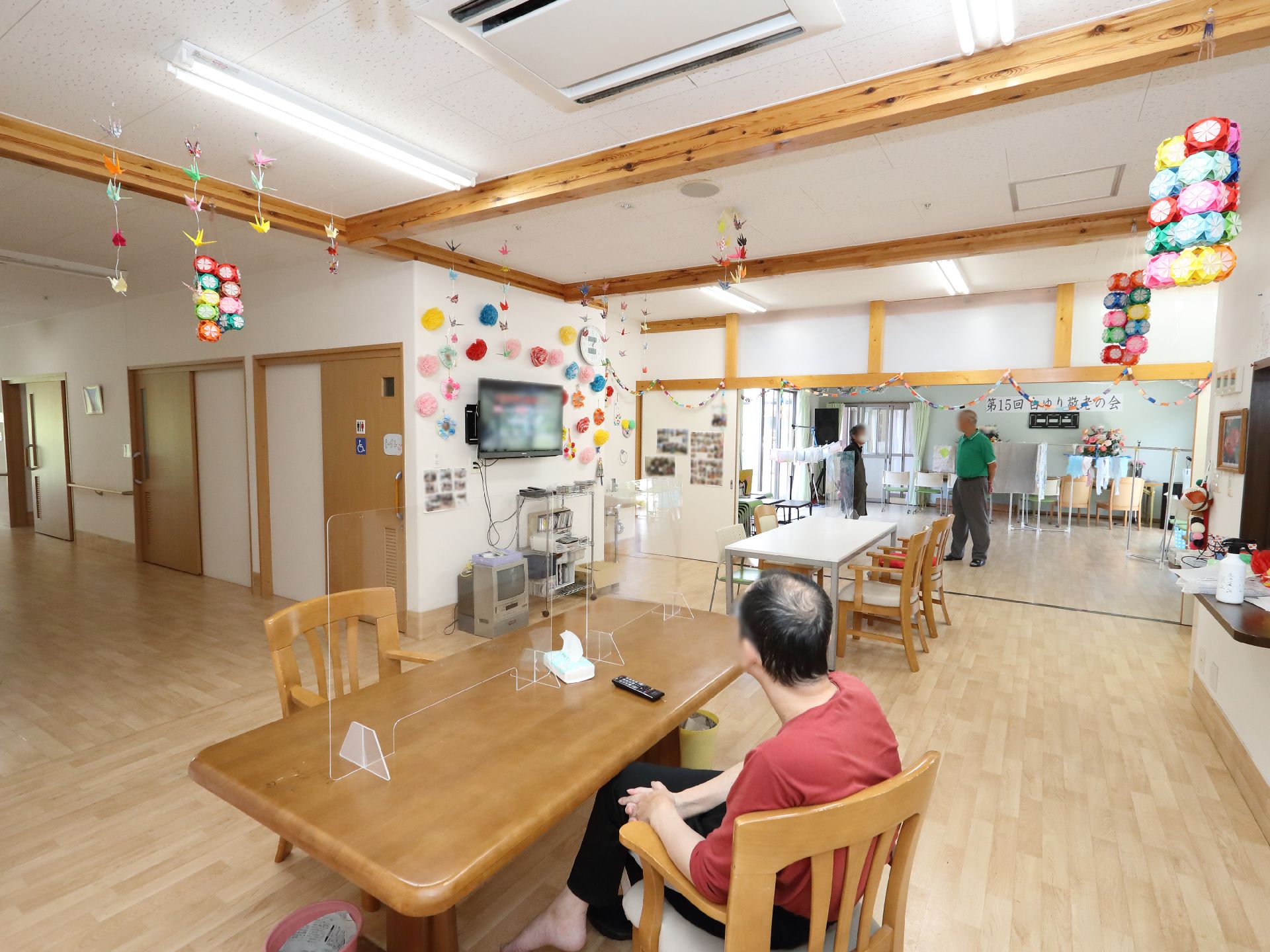 机にパーテーションを設置している共有スペース