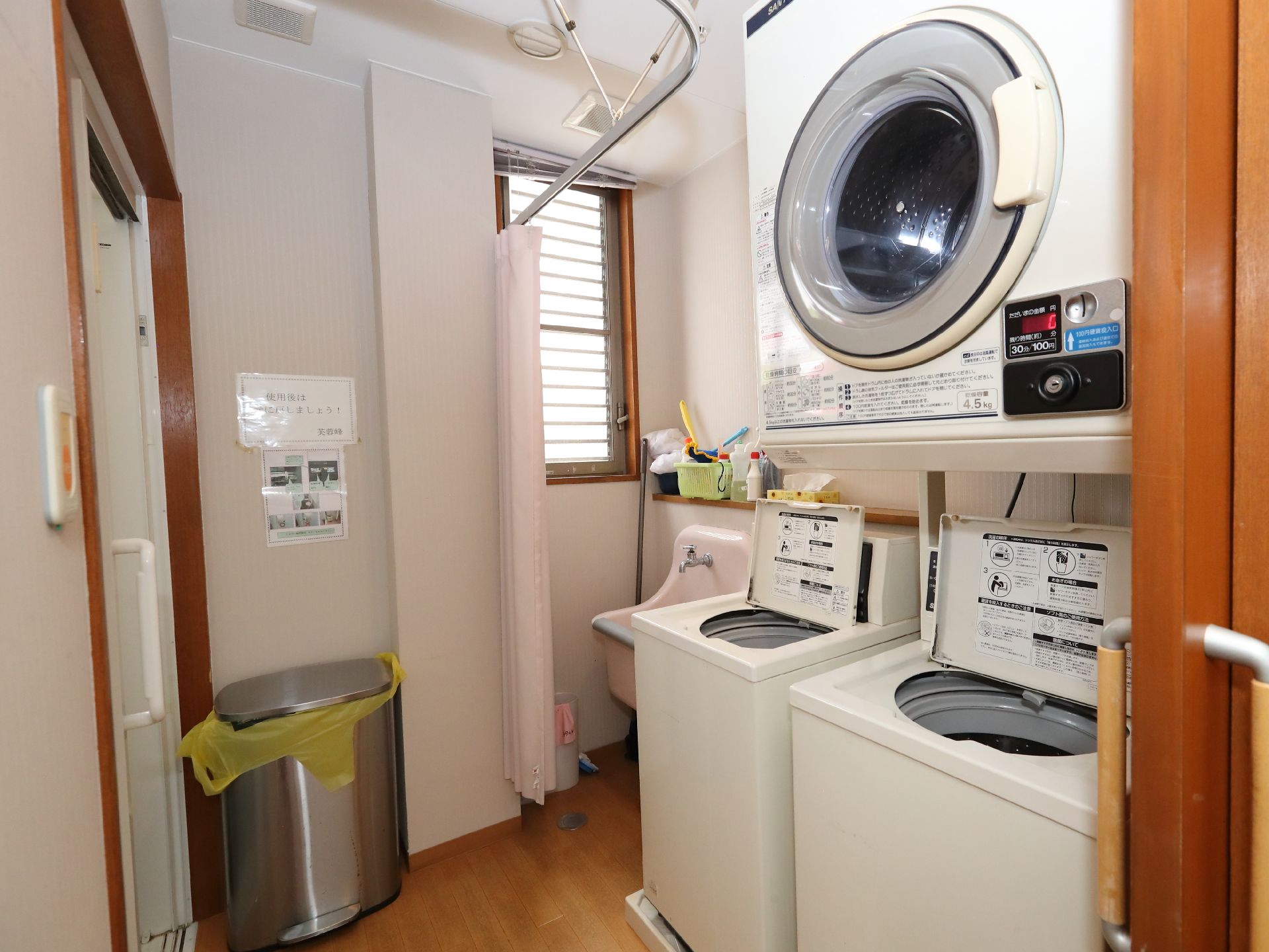 洗濯機と乾燥機を設置した洗濯室