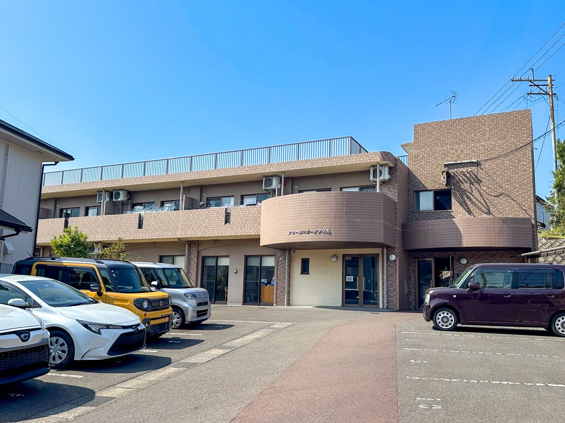 駐車場のある建物外観