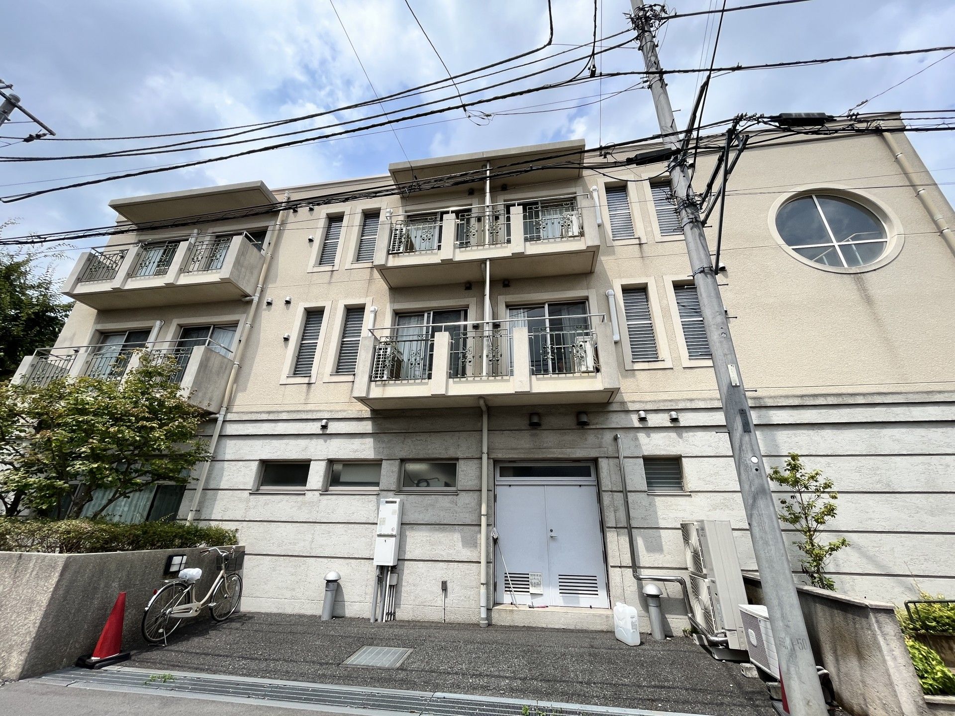 白い3階建ての建物