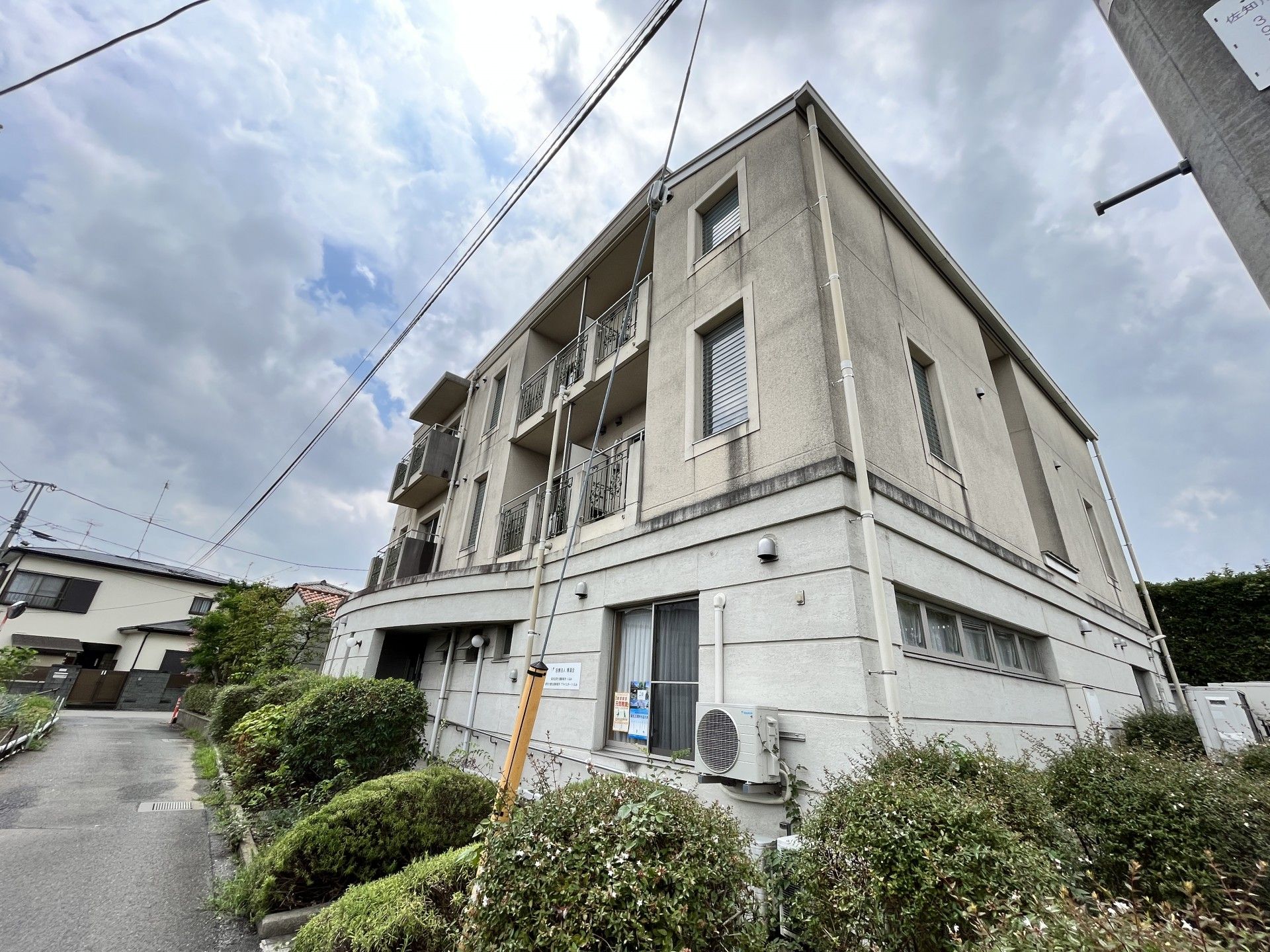白の3階建て