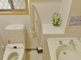 手すり付きの明るいトイレ空間