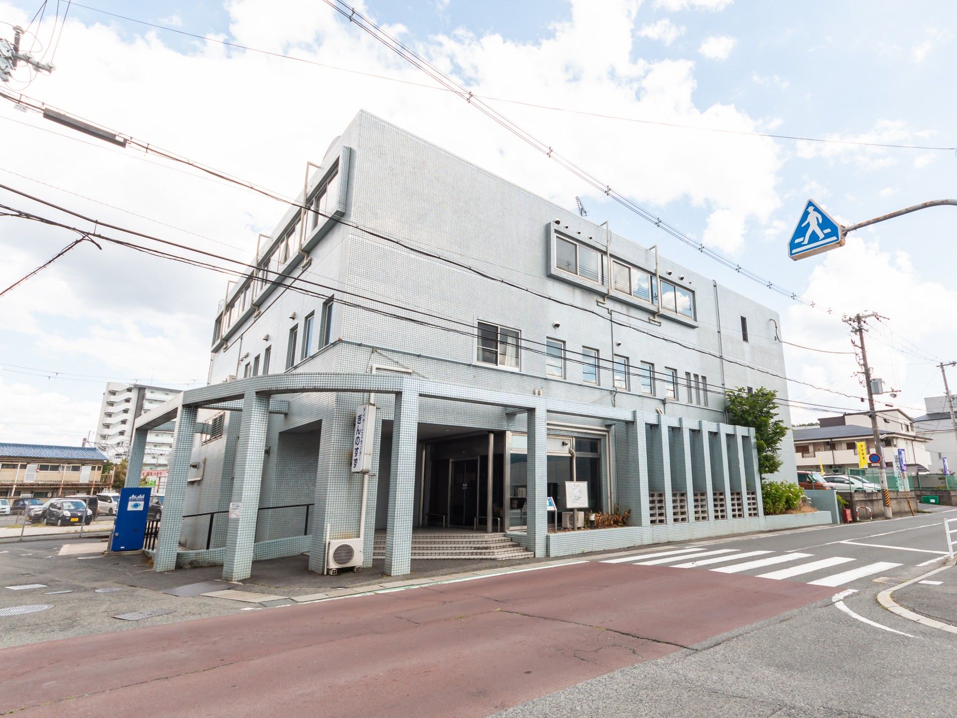 ゆったりとした入口の建物