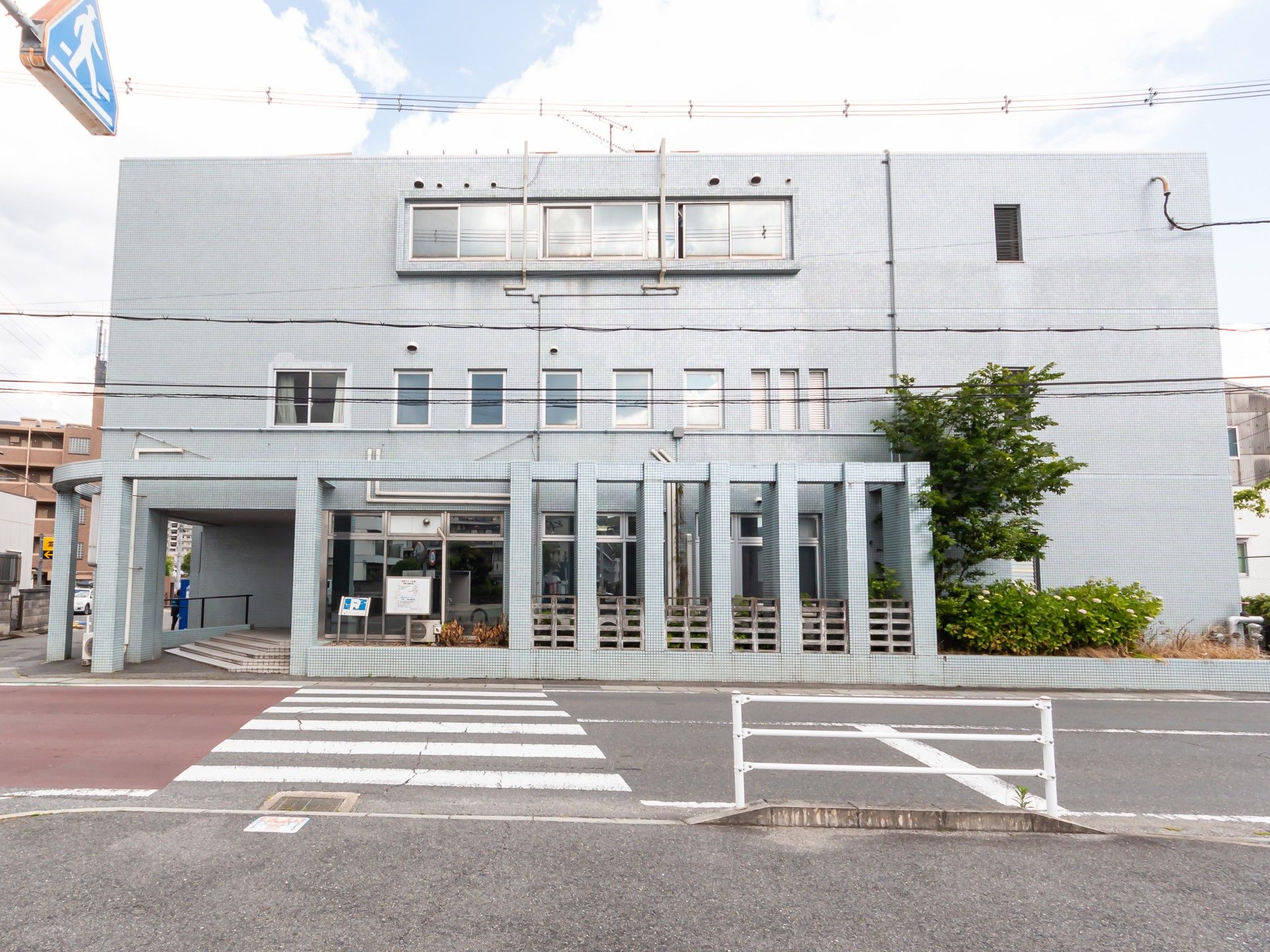 庭で交流する男性と女性