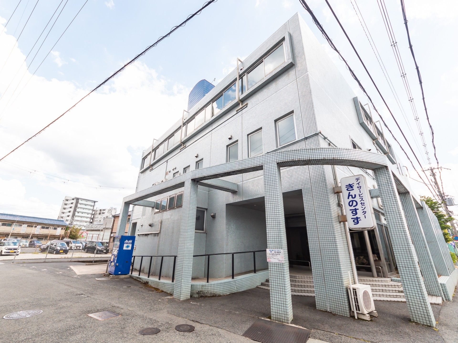 ゆったりとした外観の建物