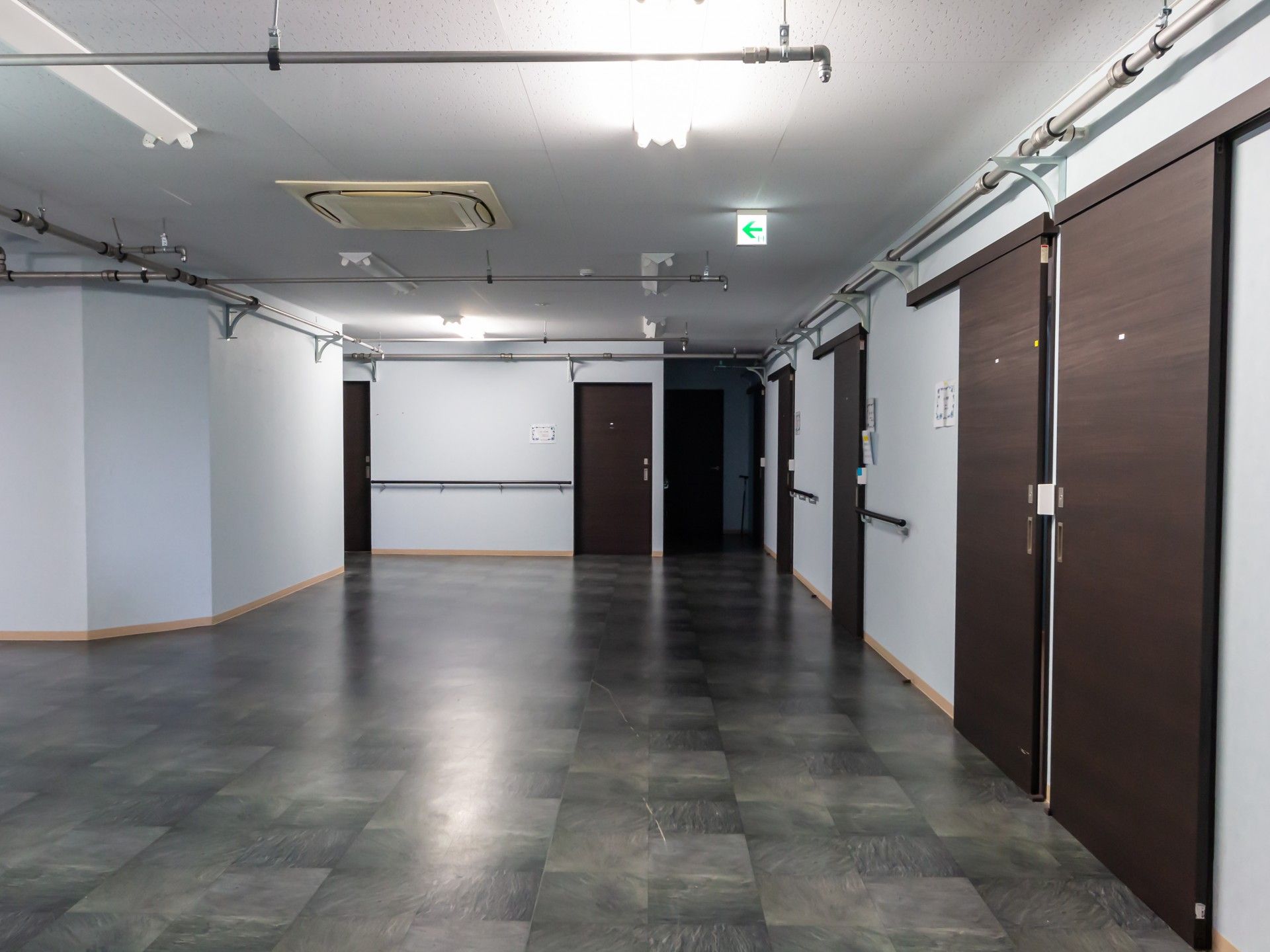 車いすに座っている男性と寄り添う介護スタッフ