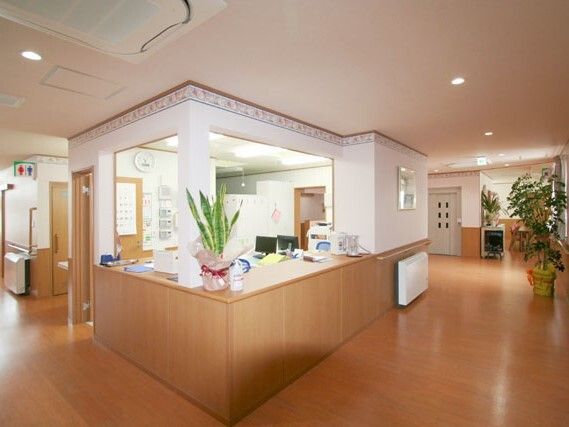 施設内のスタッフステーションの様子。オールバリアフリーの床とエレベーターホールが見えている