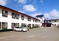 明るい施設の外観
