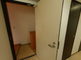 明るい廊下と部屋の入口