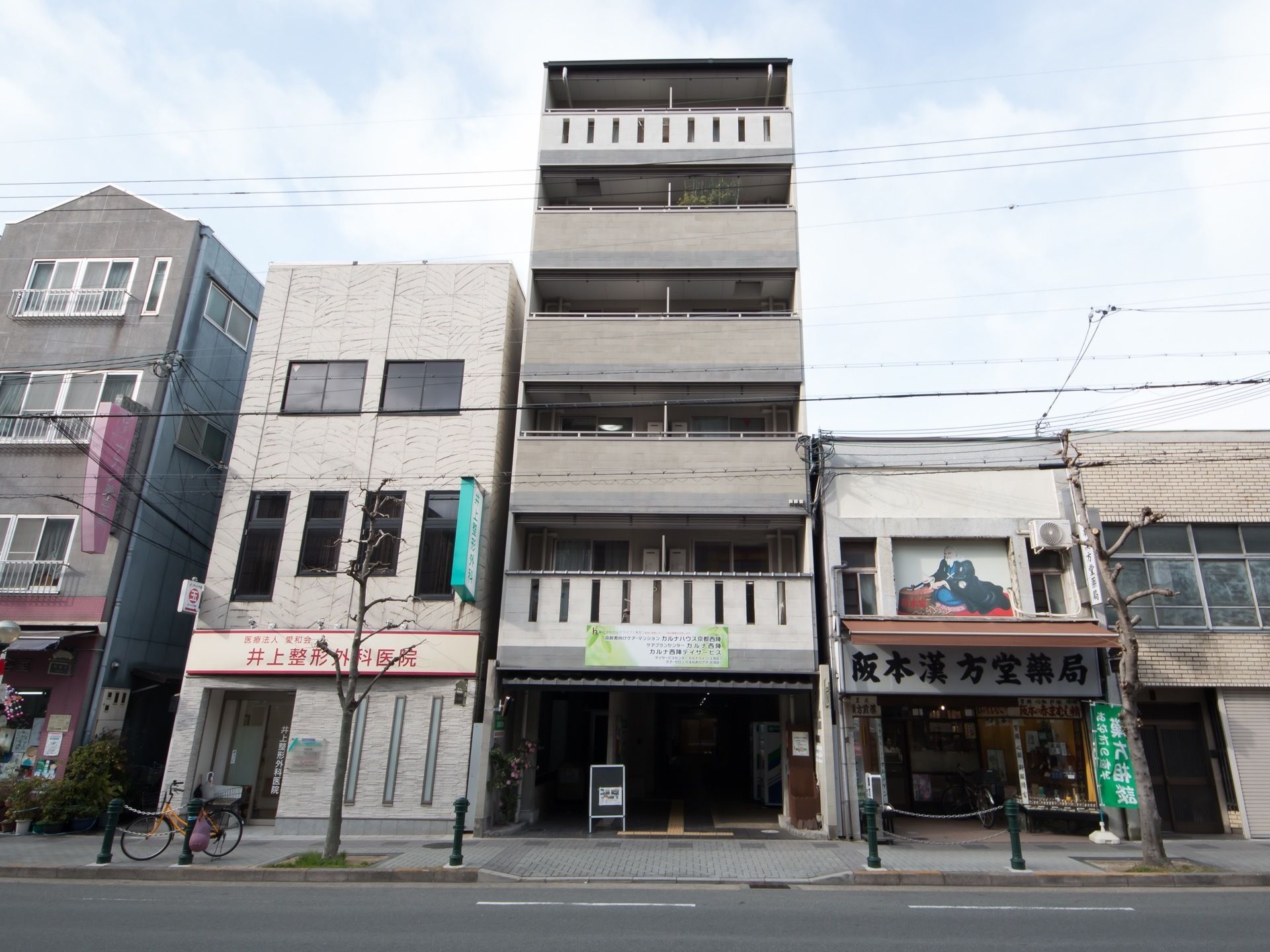 通りに面した敷地に建っている６階建ての施設である。それぞれの居室には、道路に面した側にバルコニーがある。