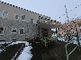 雪に囲まれた建物の外観