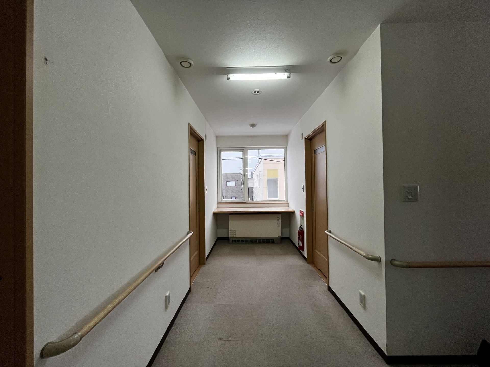 明るい廊下の風景