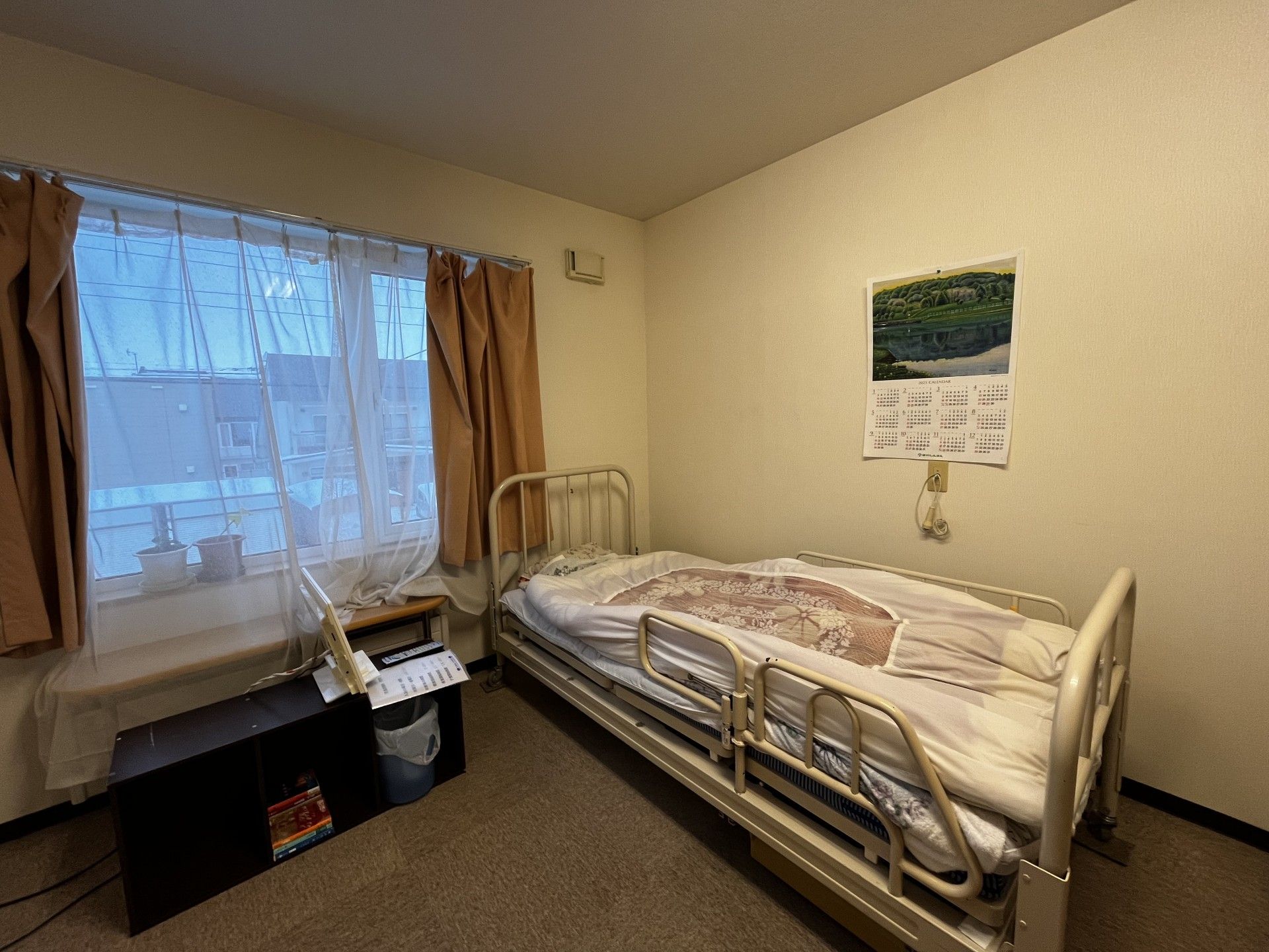 新聞を読む高齢の男性