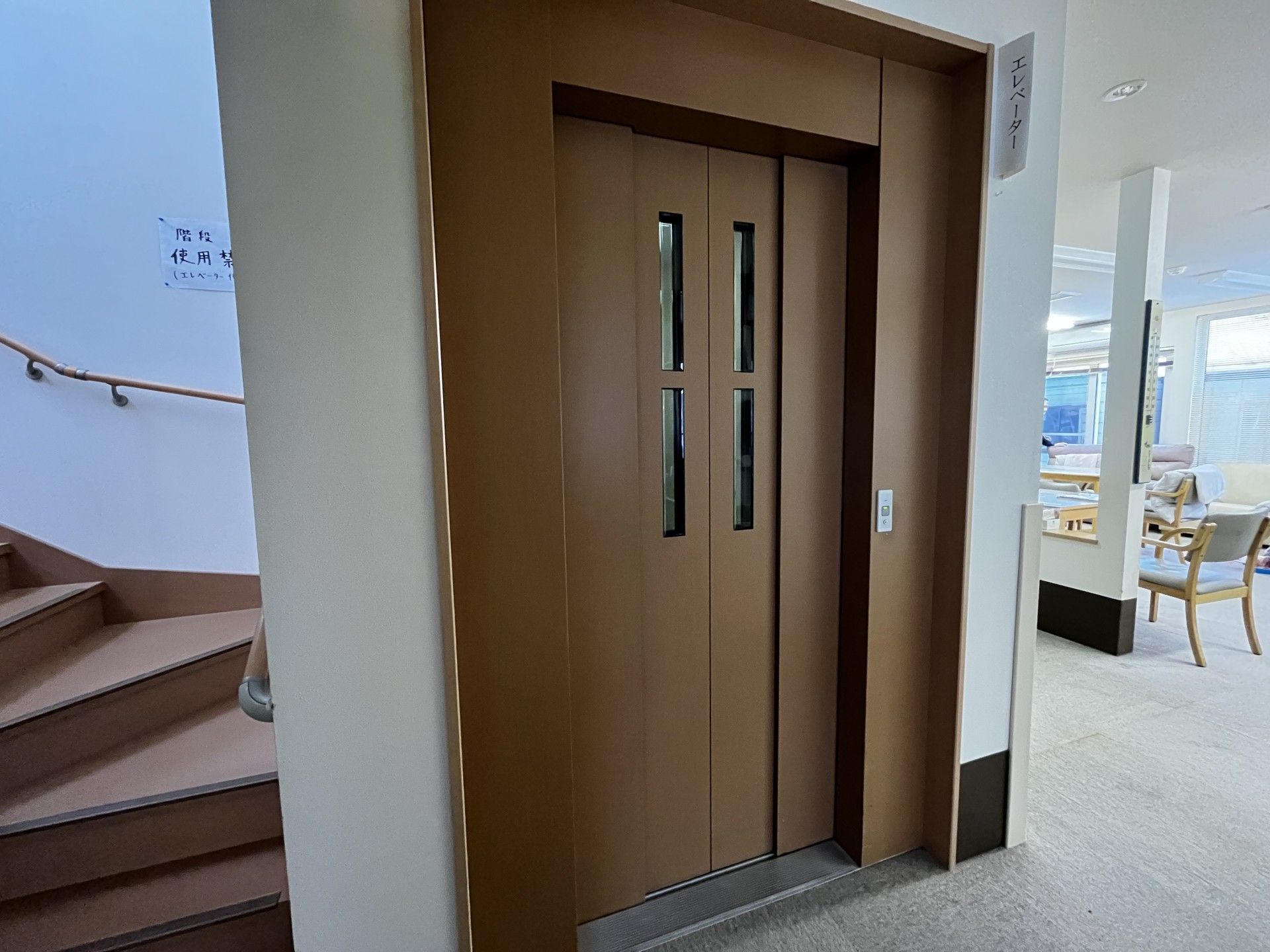 エレベーターと階段