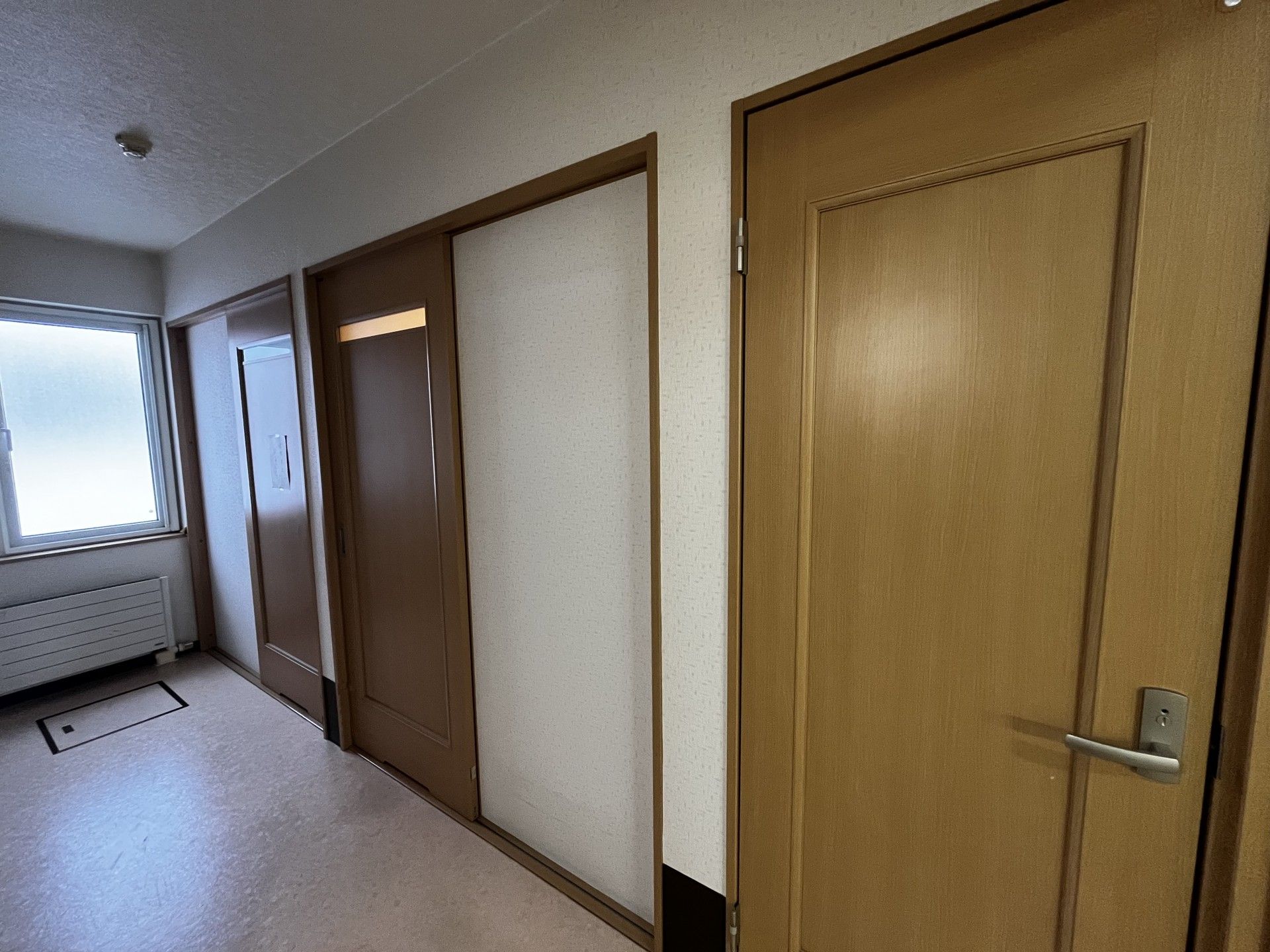 明るい廊下の扉