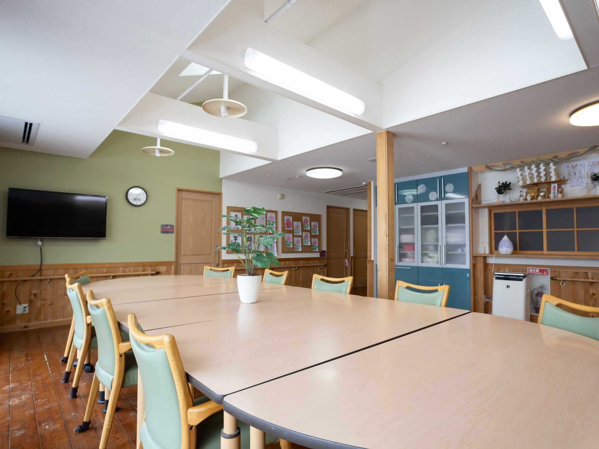 広いテーブルのある部屋