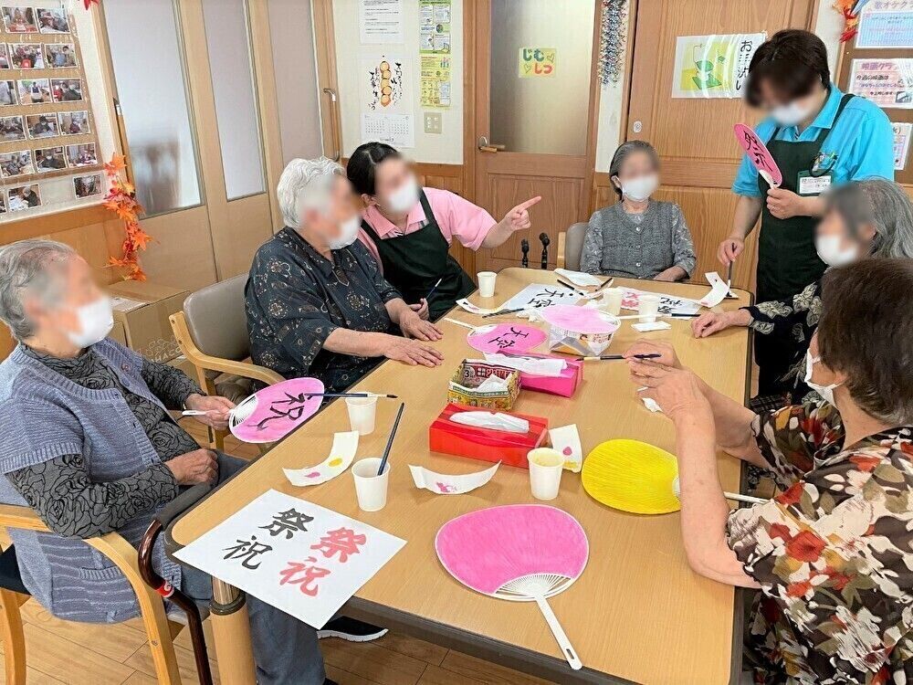 陽のあたる場所で高齢女性に寄り添う女性ヘルパー