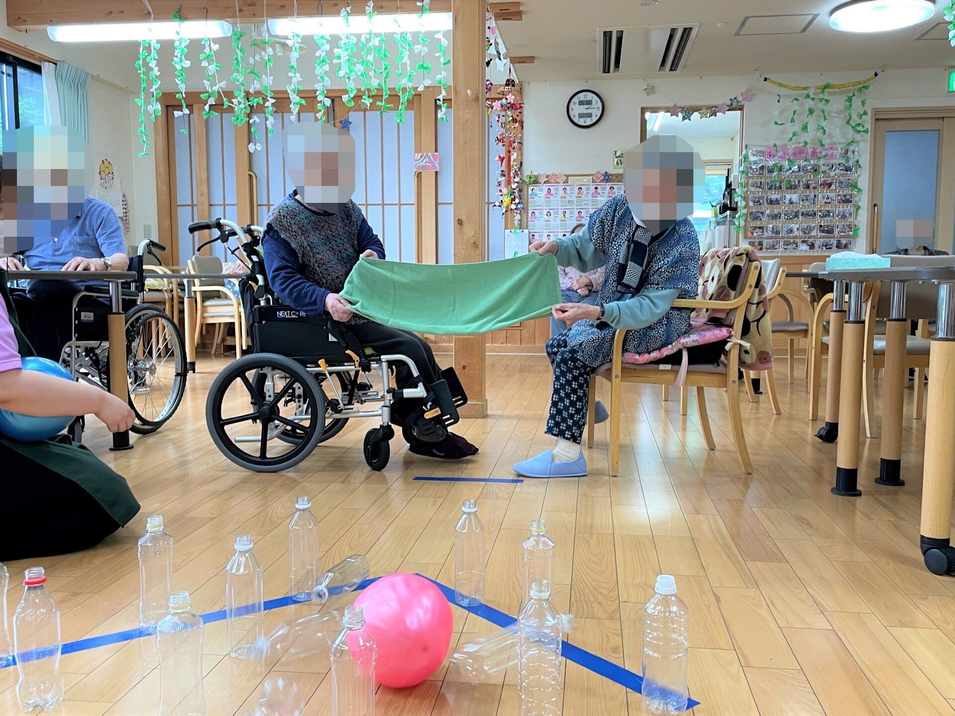 施設にいる高齢者がレクリエーションで集まって記念写真に納まる様子