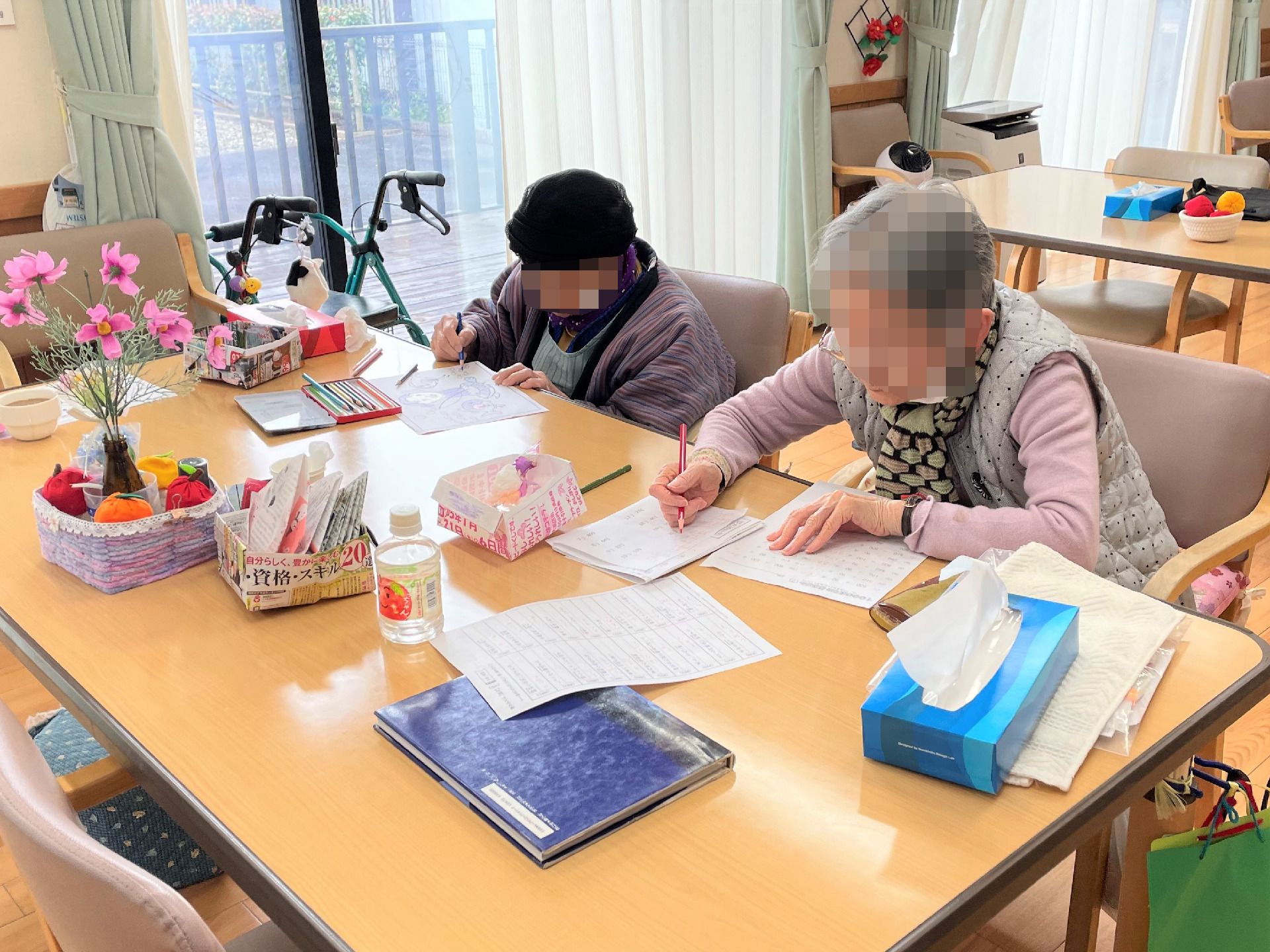 頭の健康維持として計算問題や漢字ドリル、塗り絵などの脳トレも提供。利用者様個人の能力に合わせた活動を行っております。