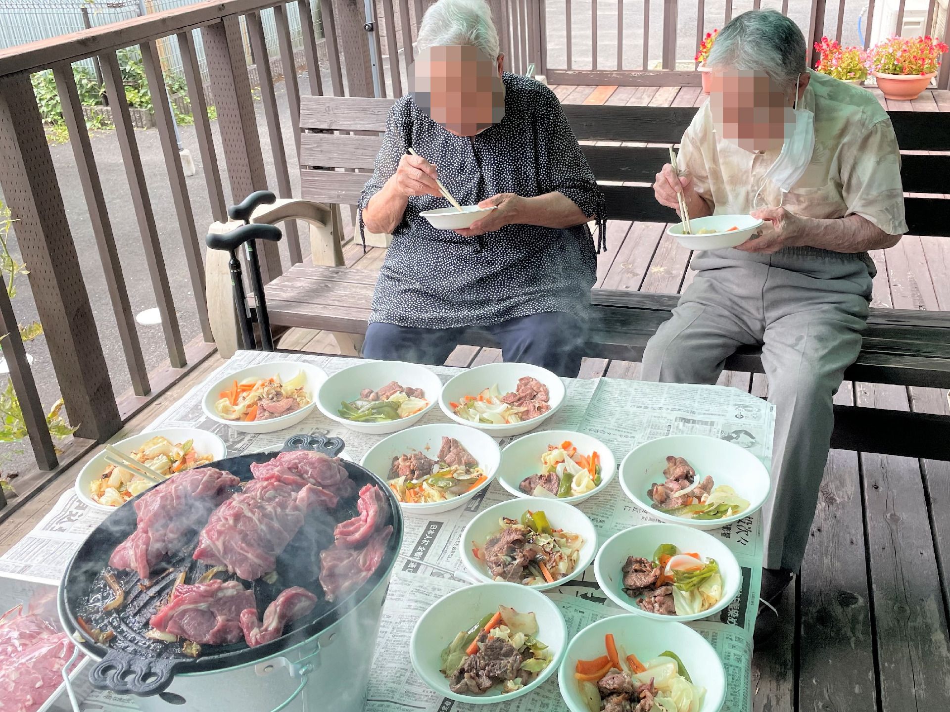 共に食事を楽しむ居住者