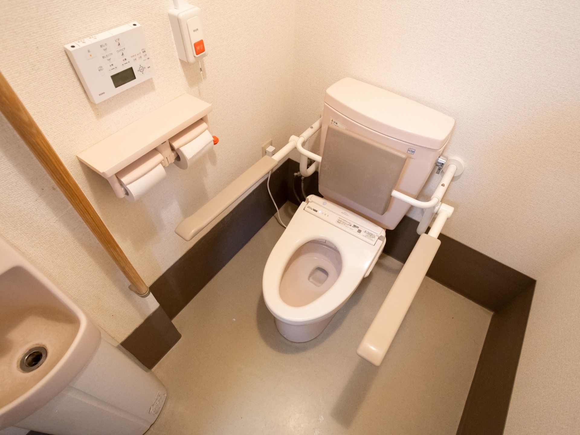 手すり付きの安全な設備