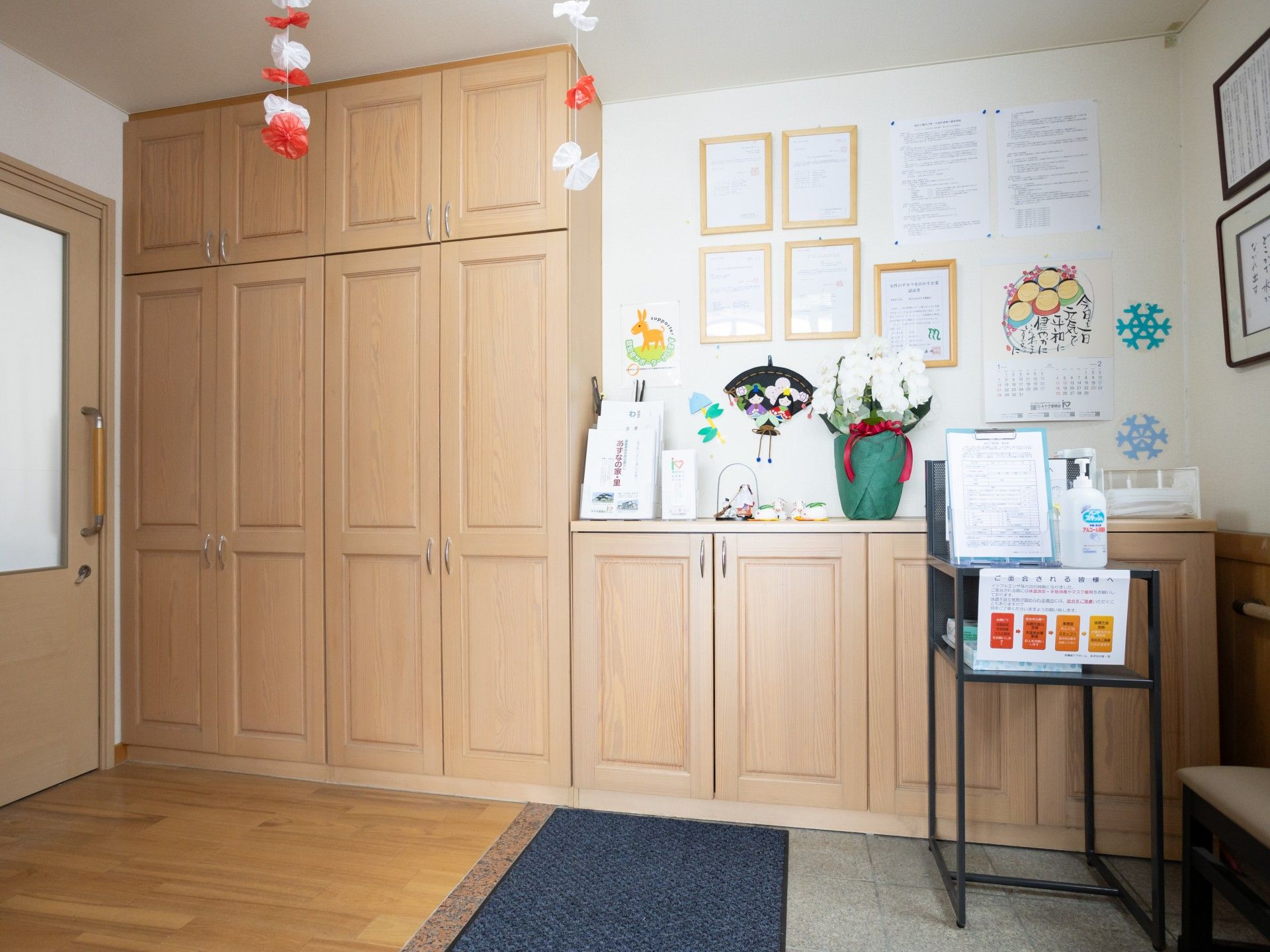 飾りがある明るい玄関