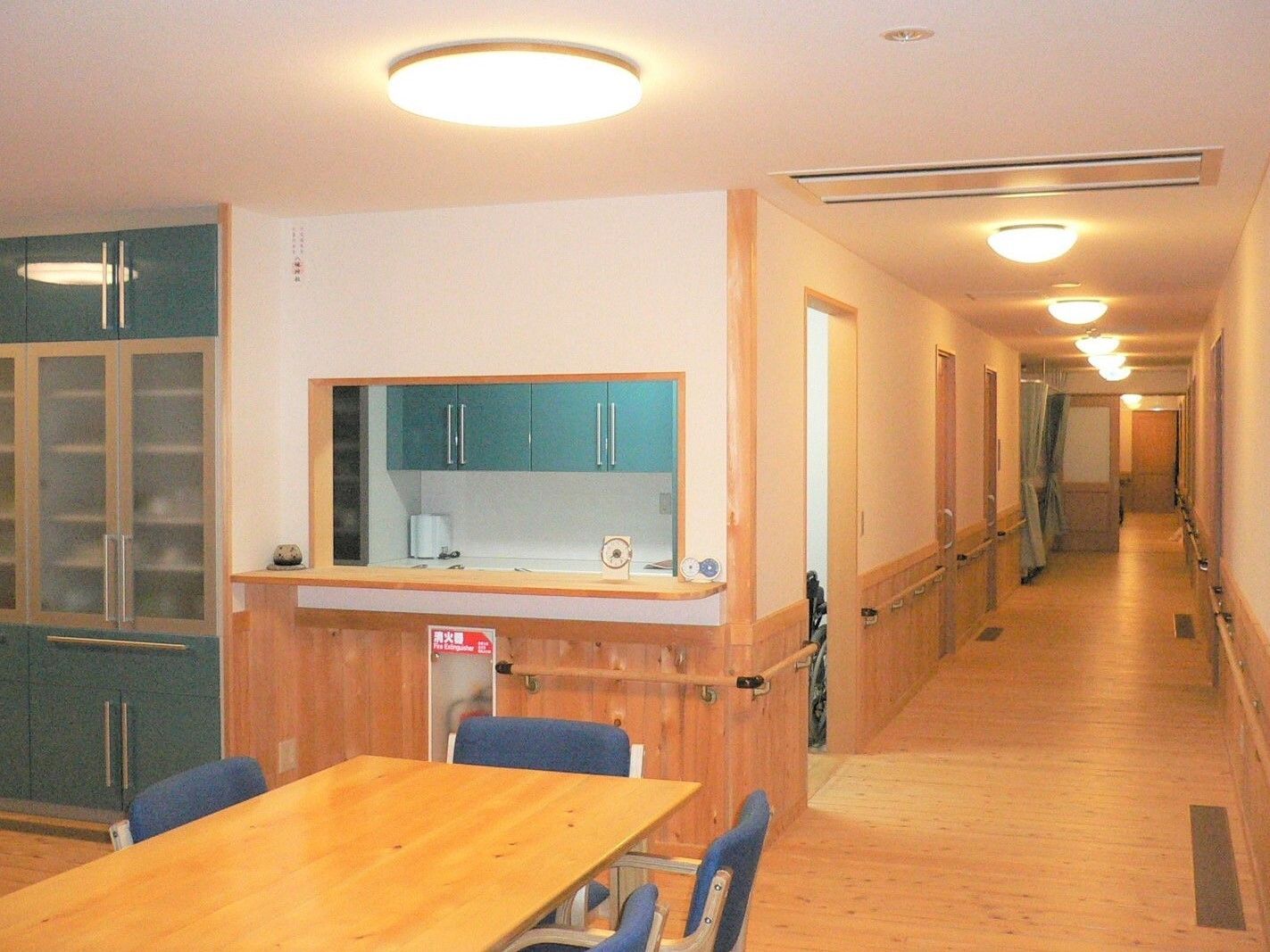 木の風合いが感じられるエイジングハウスあずなの家の室内。オールバリアフリーのゆかと手すり付きの廊下の様子