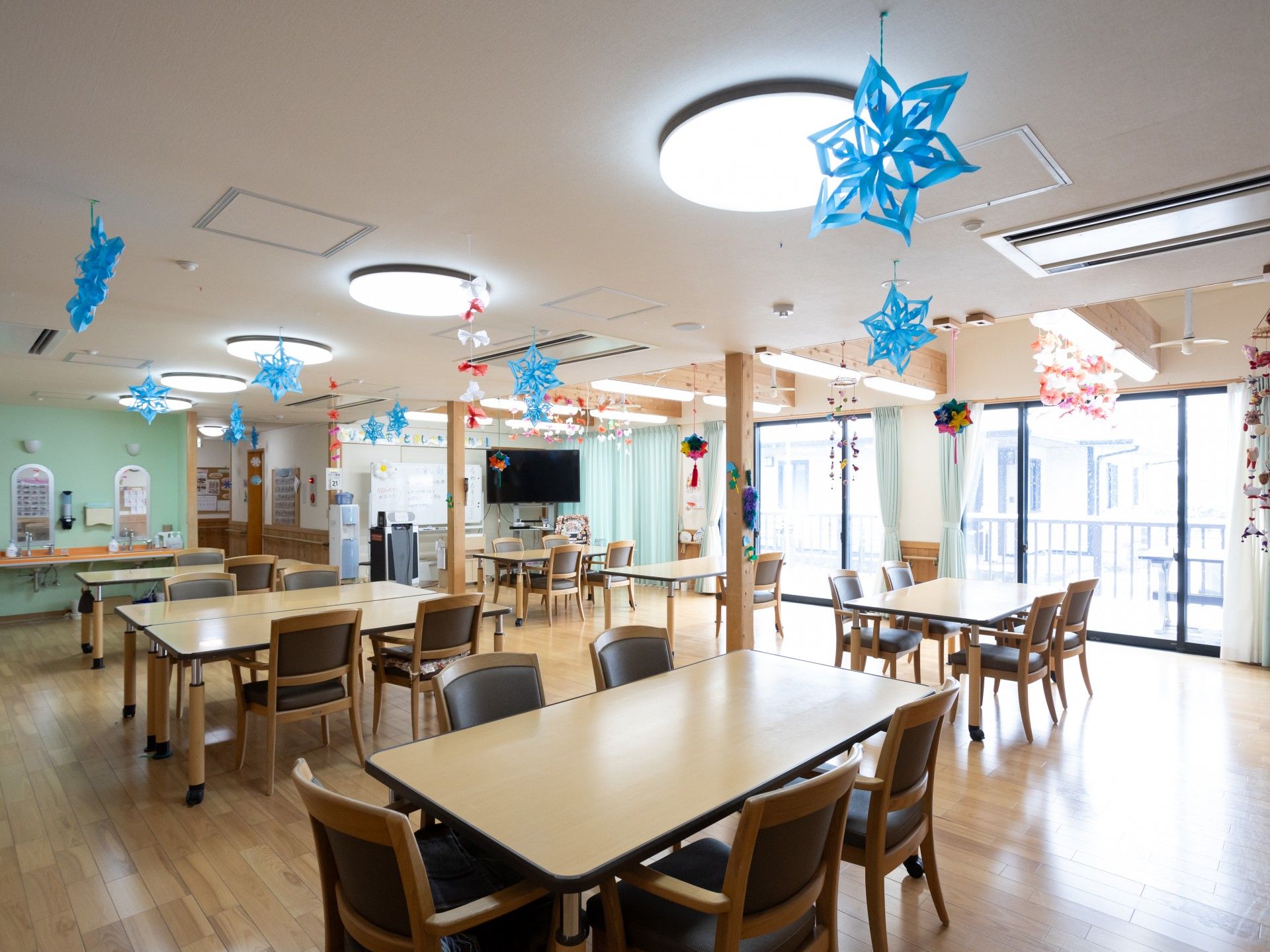 飾りが吊るされた広い部屋