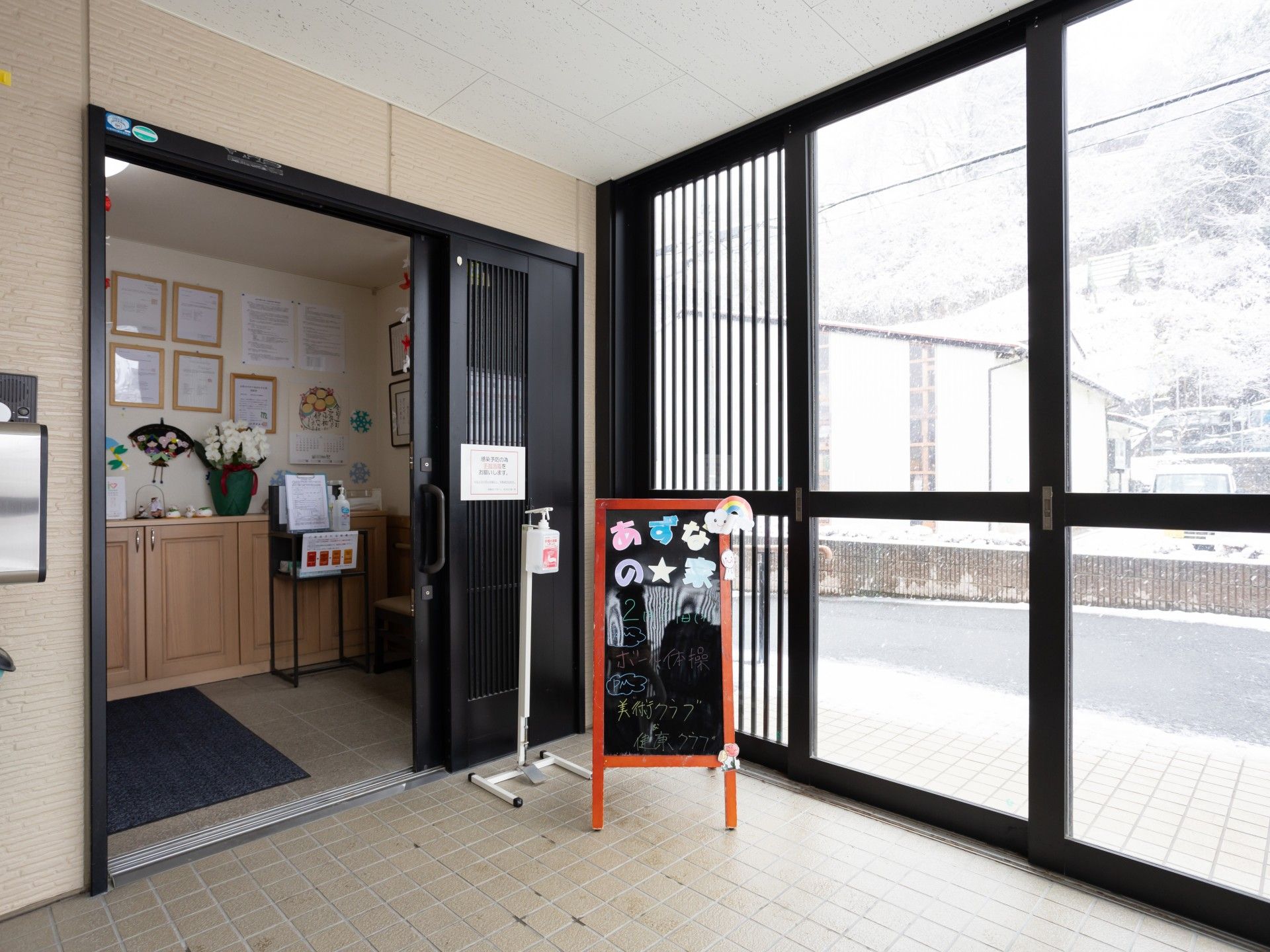 明るい玄関の様子