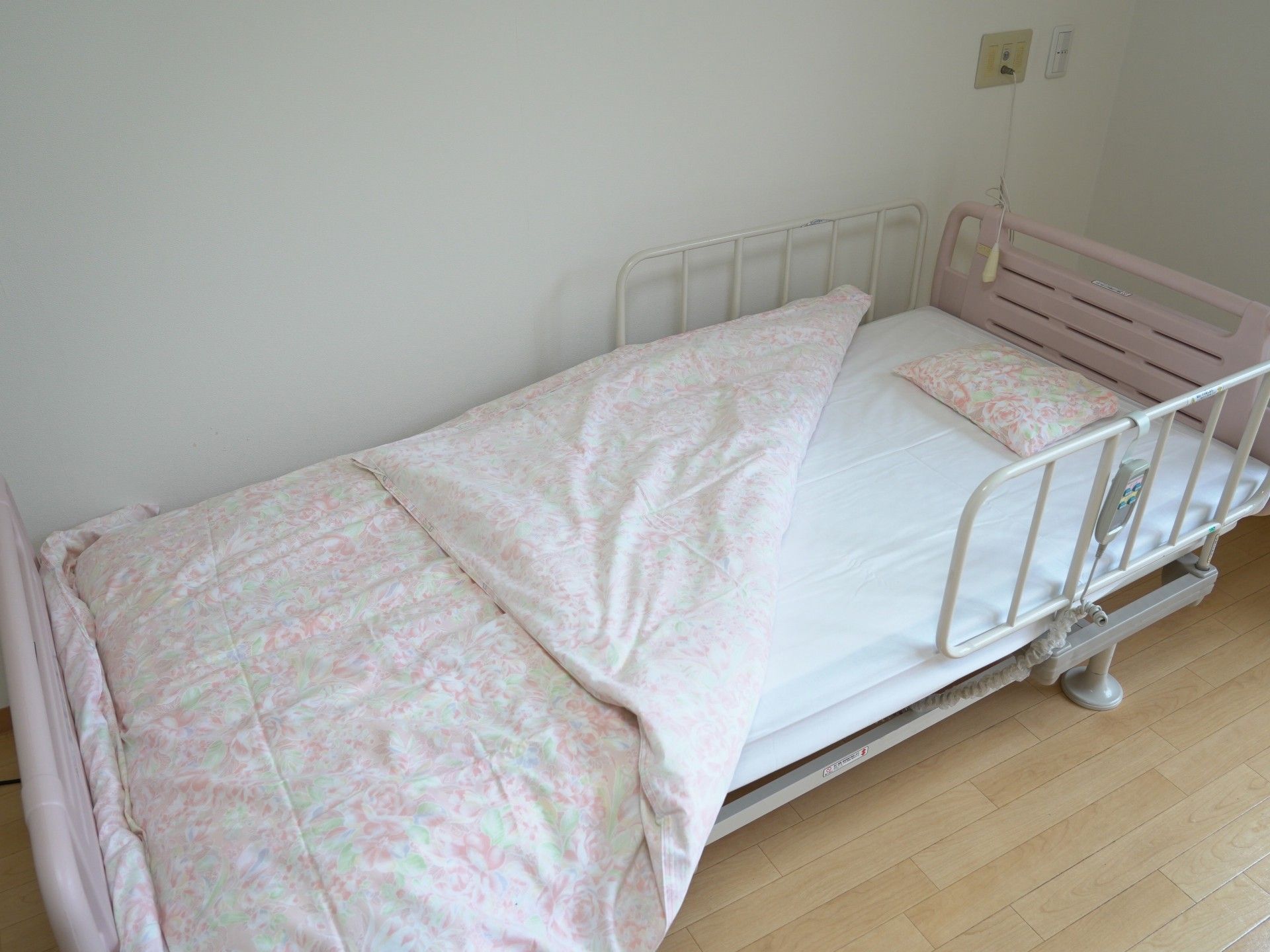 清潔なベッドの部屋
