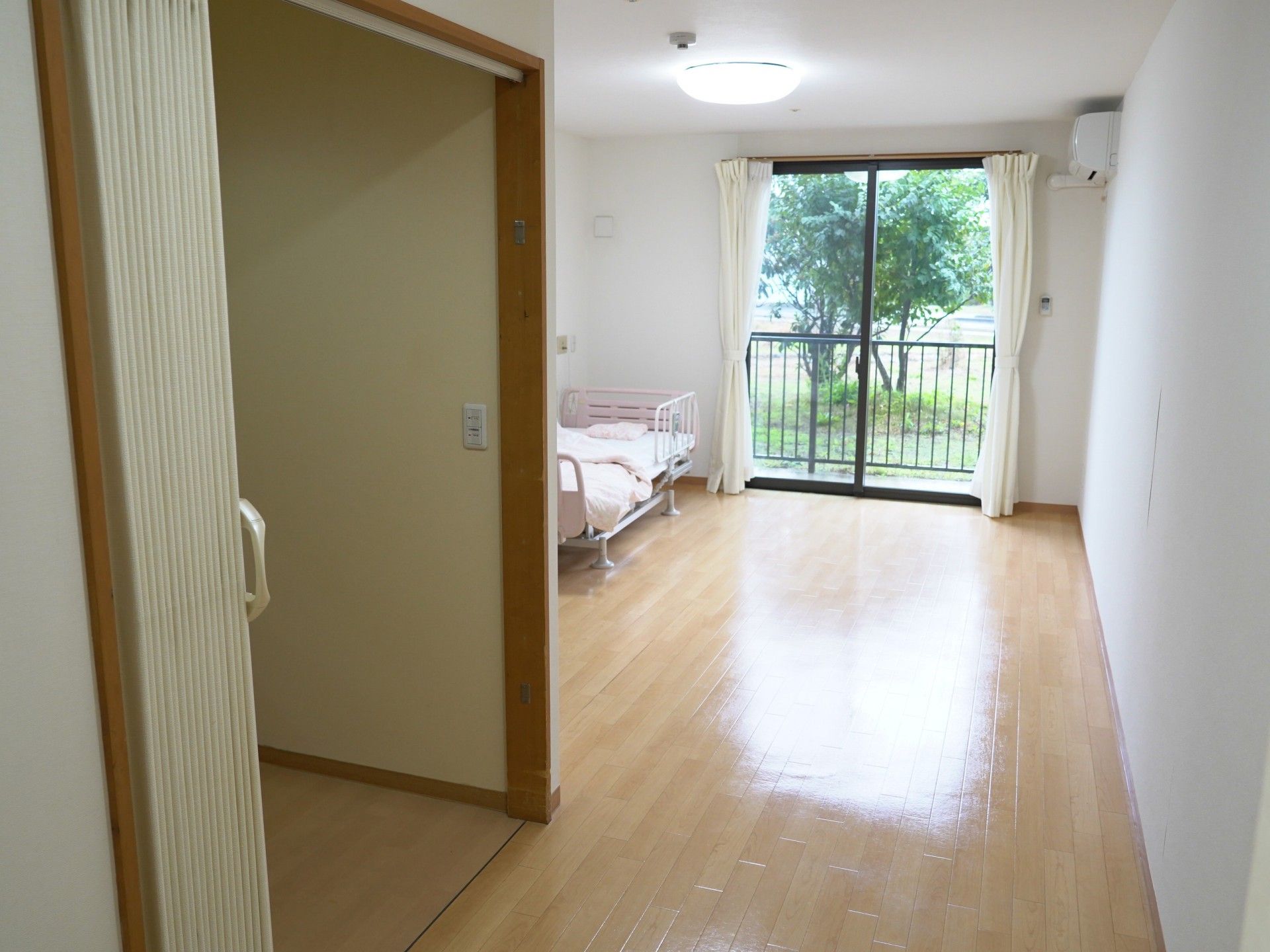 窓際のベッドと部屋