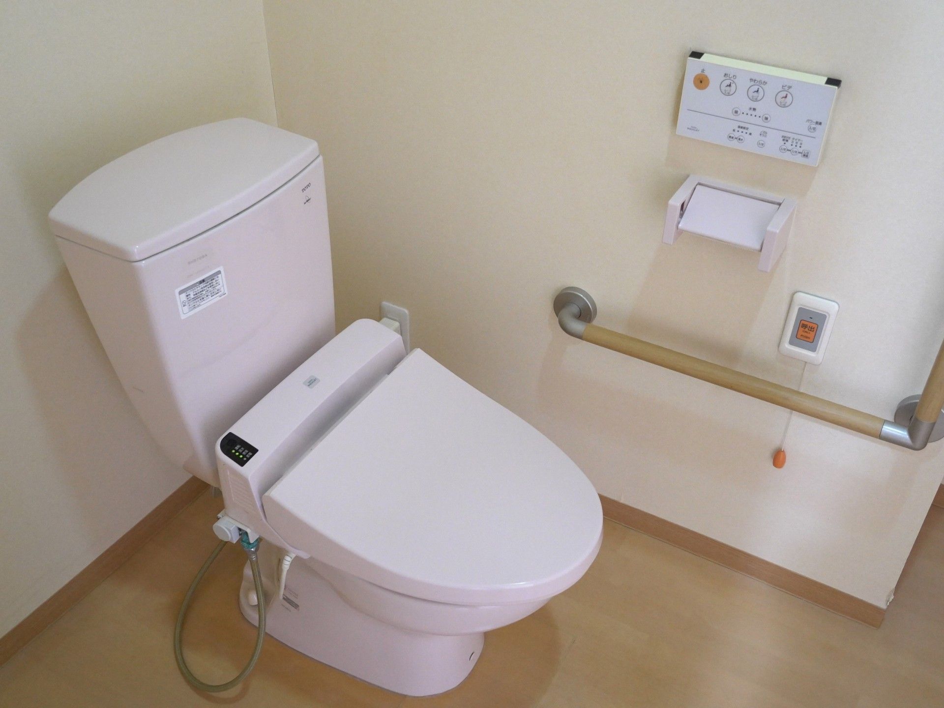 手すり付きのトイレ