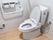 温水洗浄便座が採用されたトイレになっている。壁には手すりが設置されており、立ち座りの際につかまることができる。
