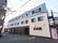施設は３色が使われた外壁で３階建ての建物である。ダークブラウン色の外階段が設置されており、上階から直接避難することができる。