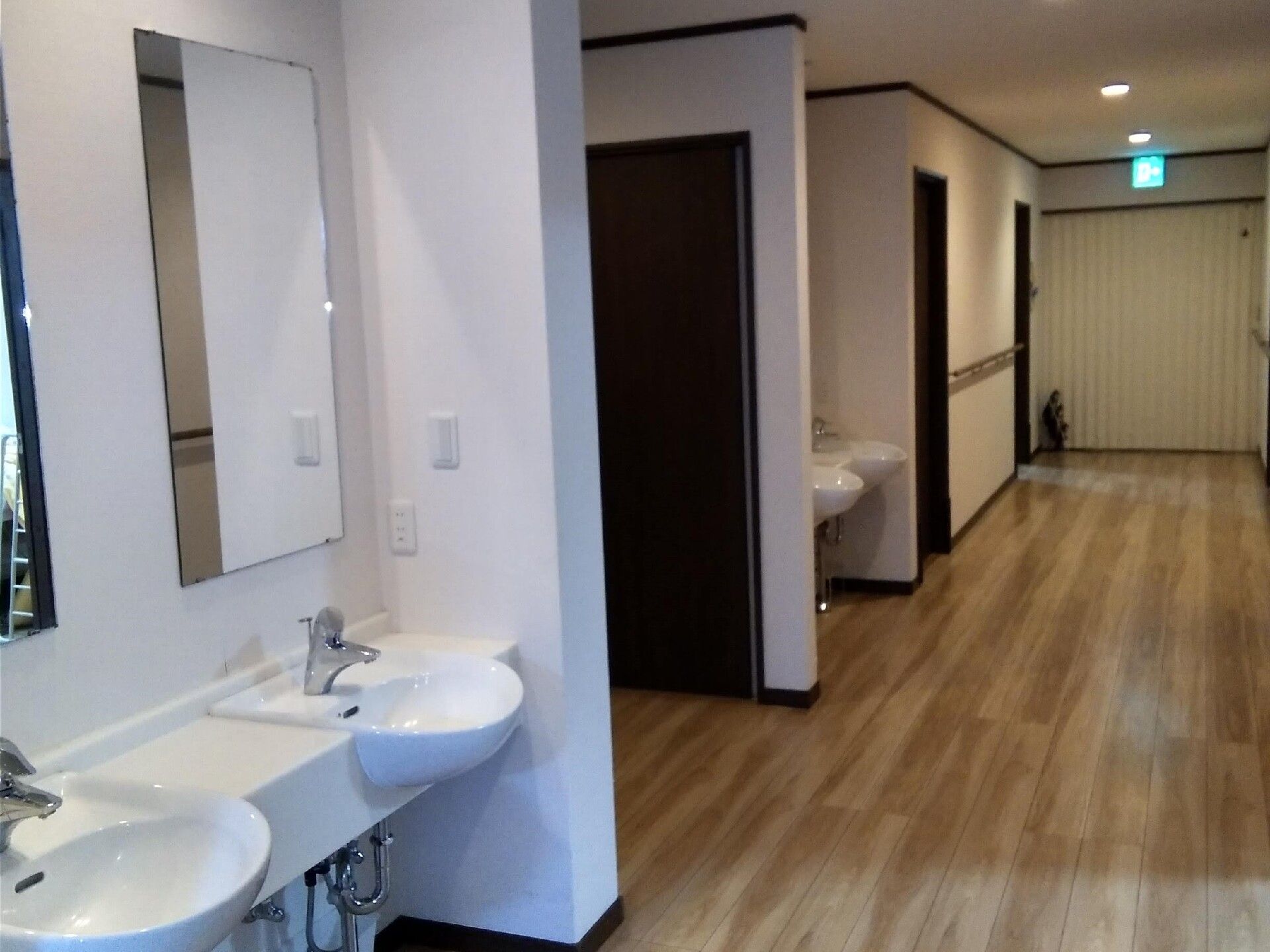 フローリングの部屋には家具は置かれていない。照明やエアコンが付いたシンプルな設計。